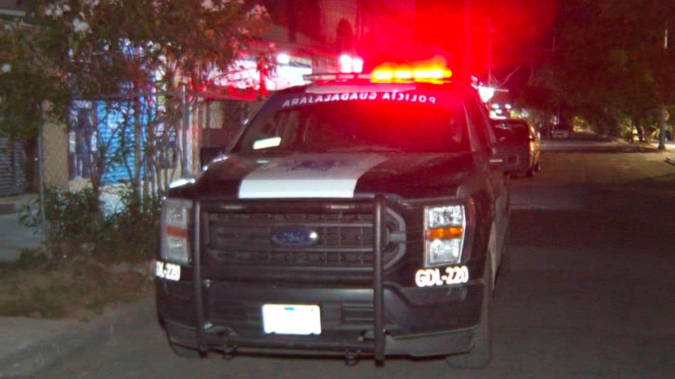 Hombre queda atrapado en incendio