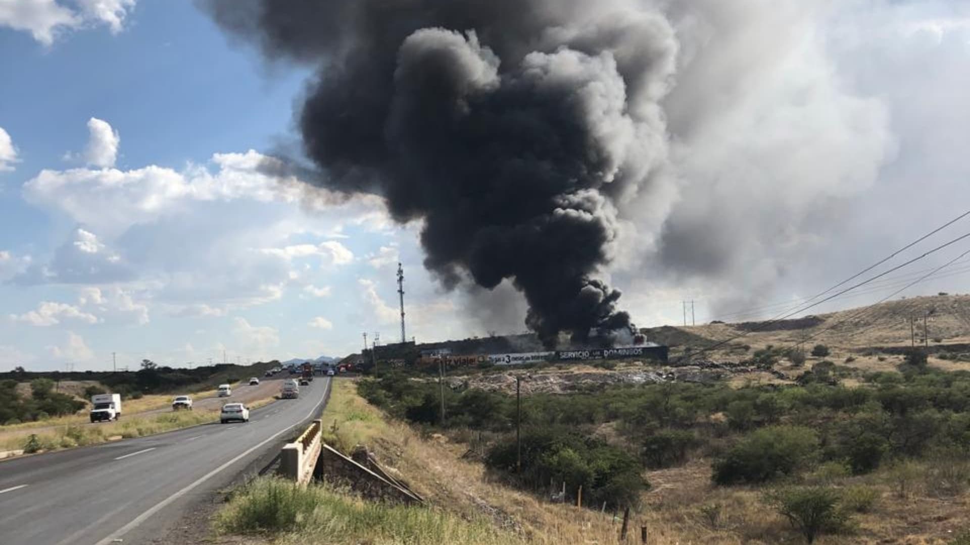 Incendio consume plástico en terreno de la carretera Chihuahua-Cuauhtémoc