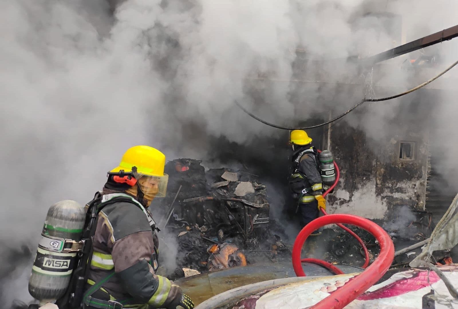 Bomberos sofocaron las llamas y las labores continúan.