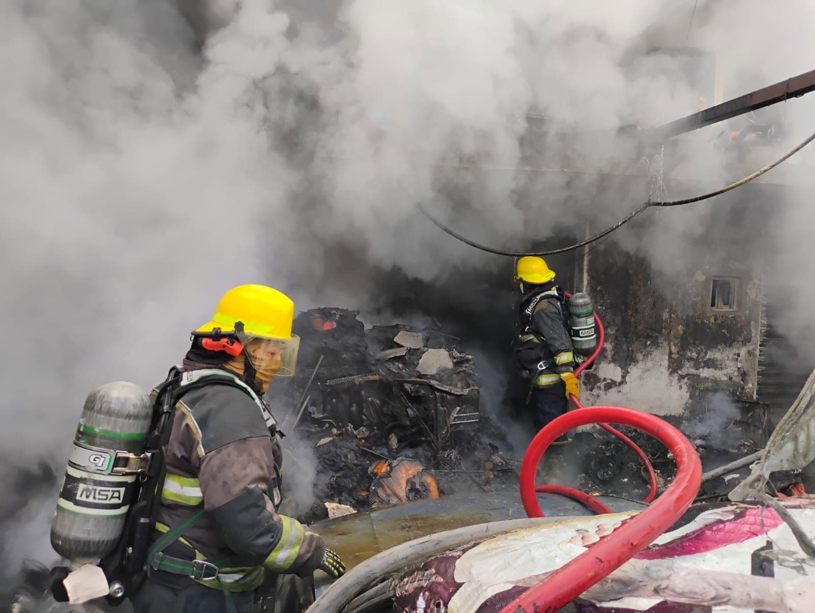 Bomberos sofocaron las llamas y las labores continúan.