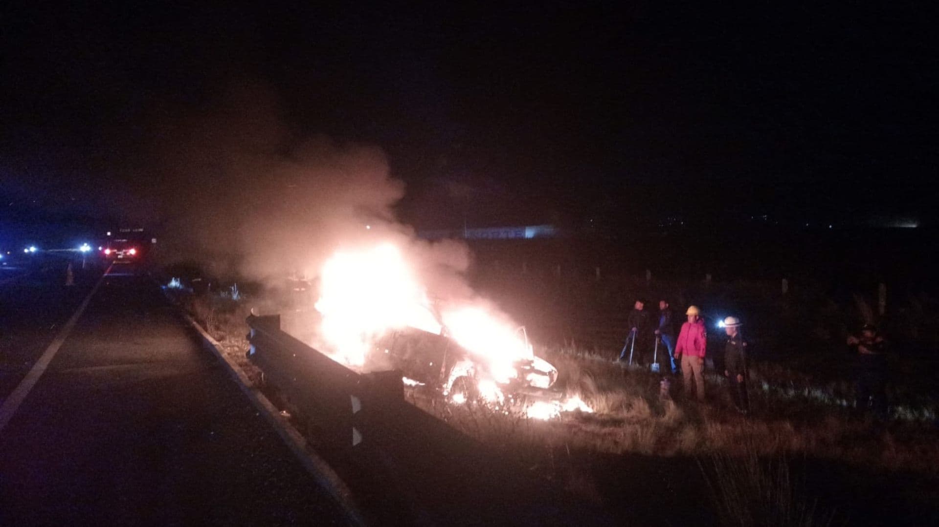 Accidente provoca incendio de auto en autopista Teziutlán–Virreyes.