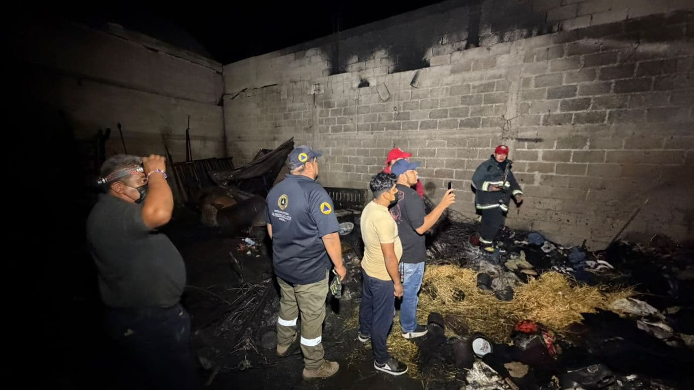 Incendio en bodega con productos navideños y más en Tlanepantla.
