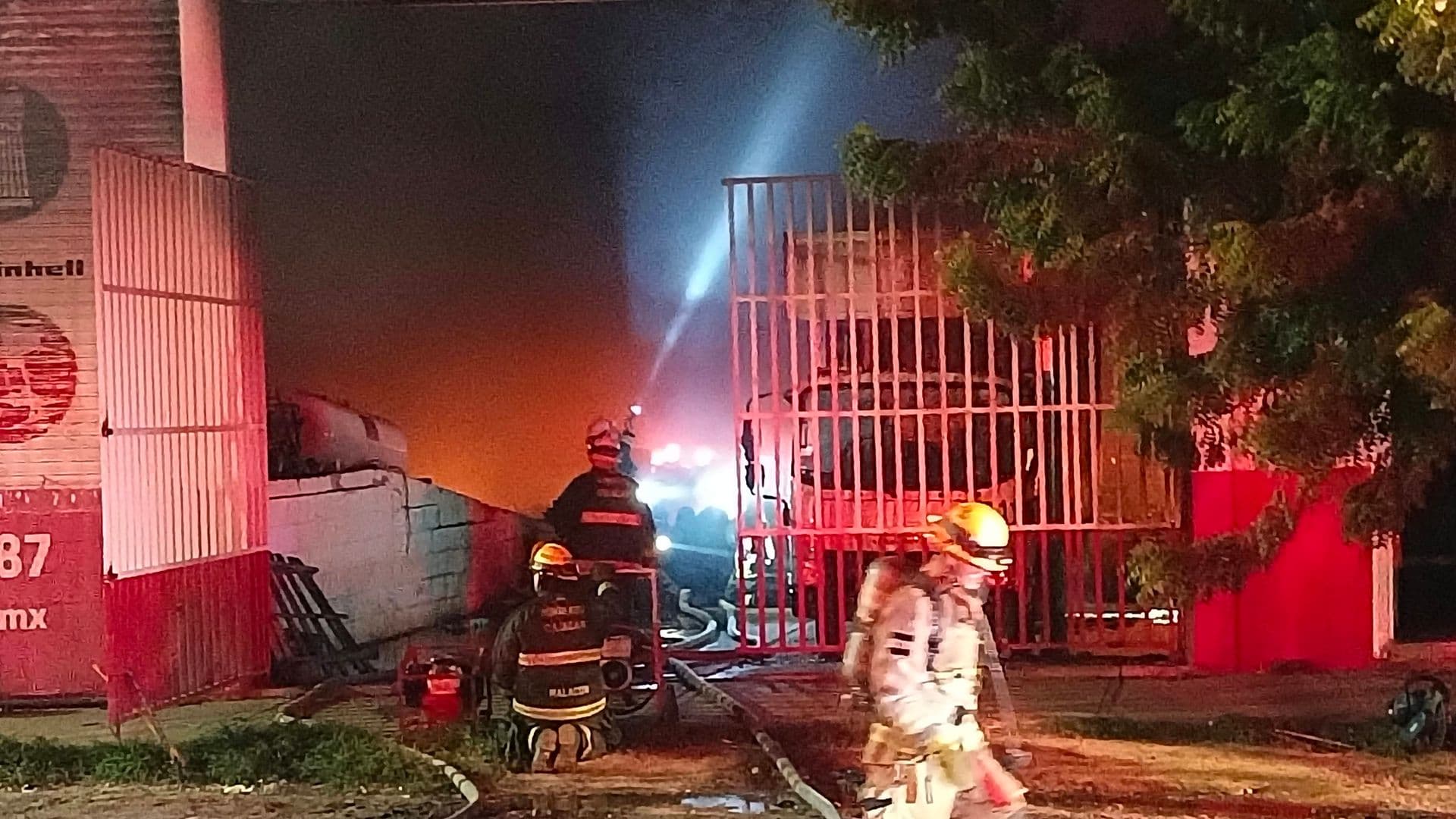 Incendio en Bodega de Materiales de Construcción Provoca Explosiones en Culiacán