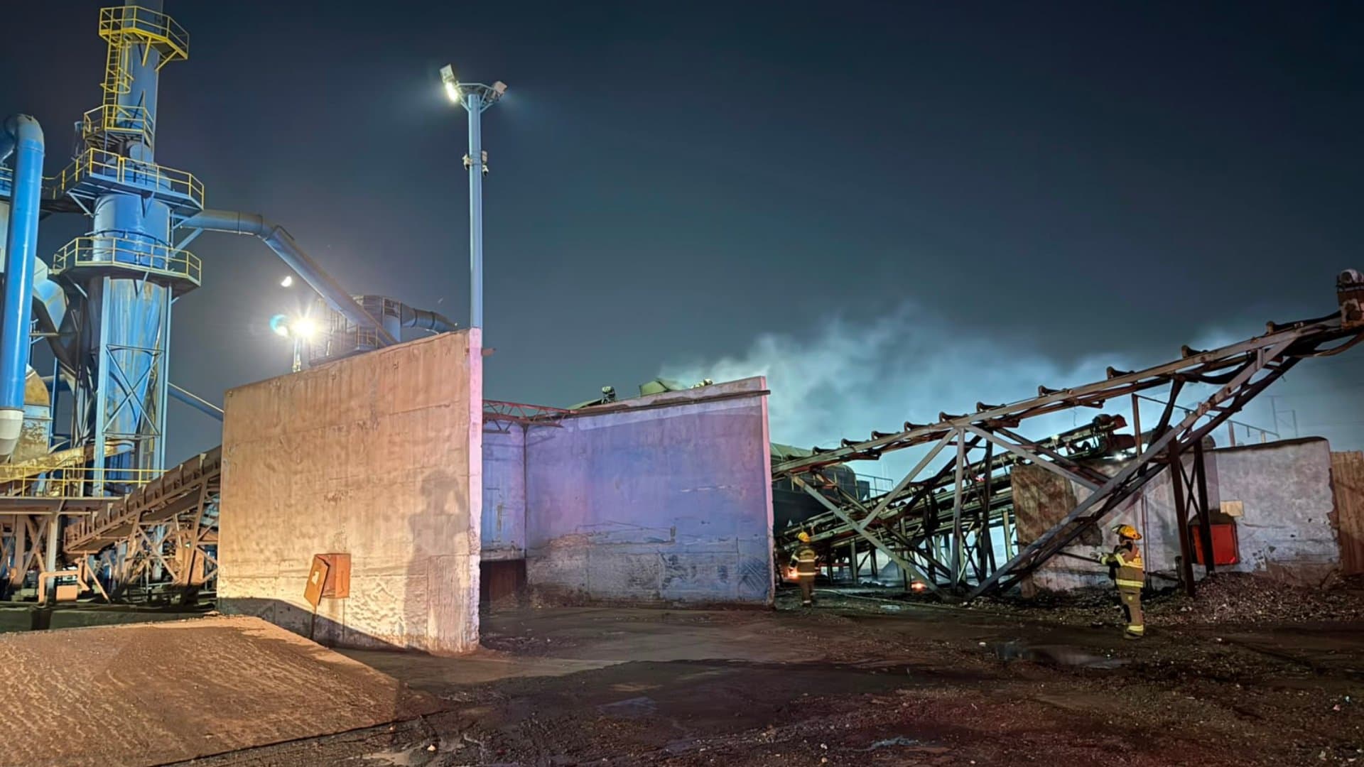 Fuerte incendio consume maquinaria en empresa recicladora de Apodaca