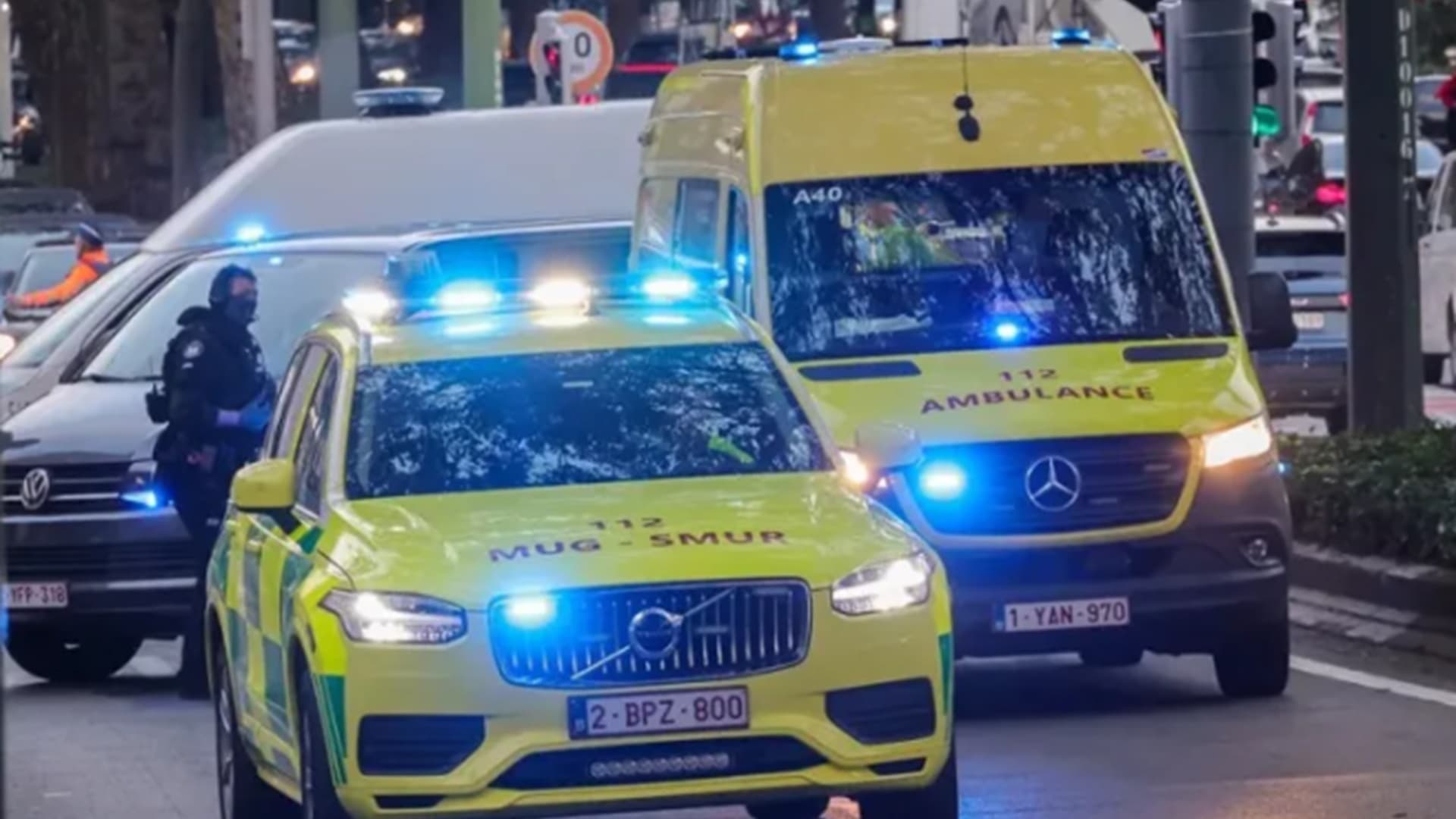 Dos ambulancias en Bruselas, Bélgica.