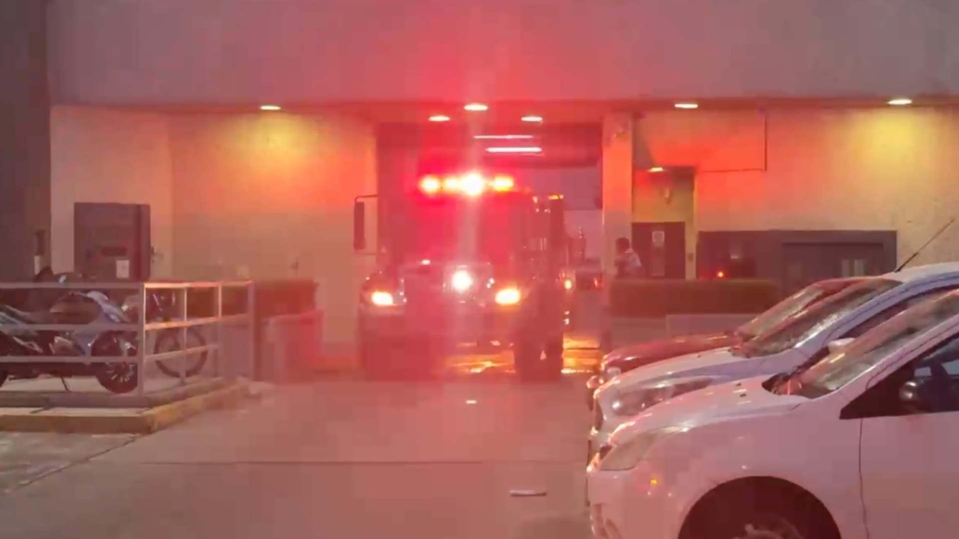 Incendio de camioneta transportadora de valores genera movilización de cuerpos de emergencias en Veracruz