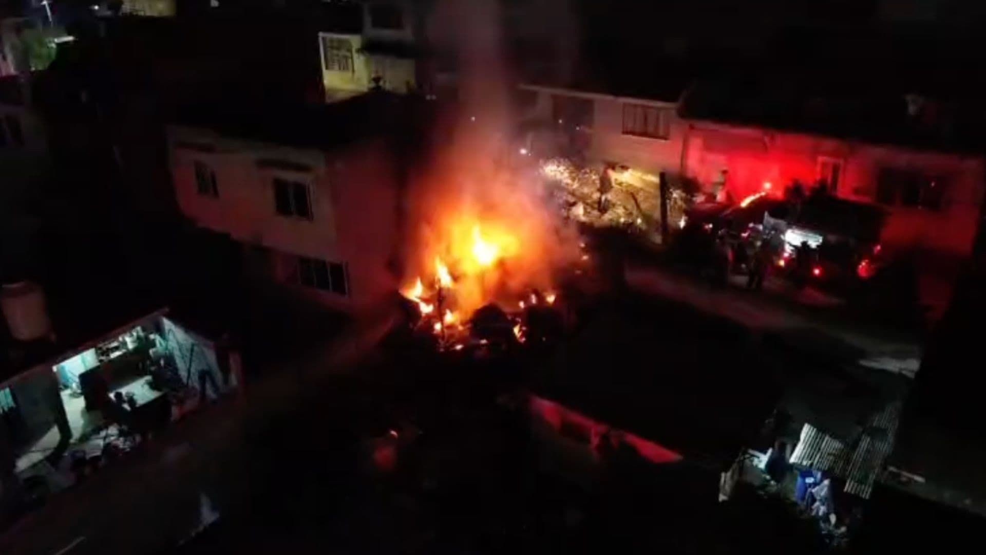 Fuego consume vivienda de madera y causa fuerte movilización de cuerpos de emergencia y vecinos en Xalapa