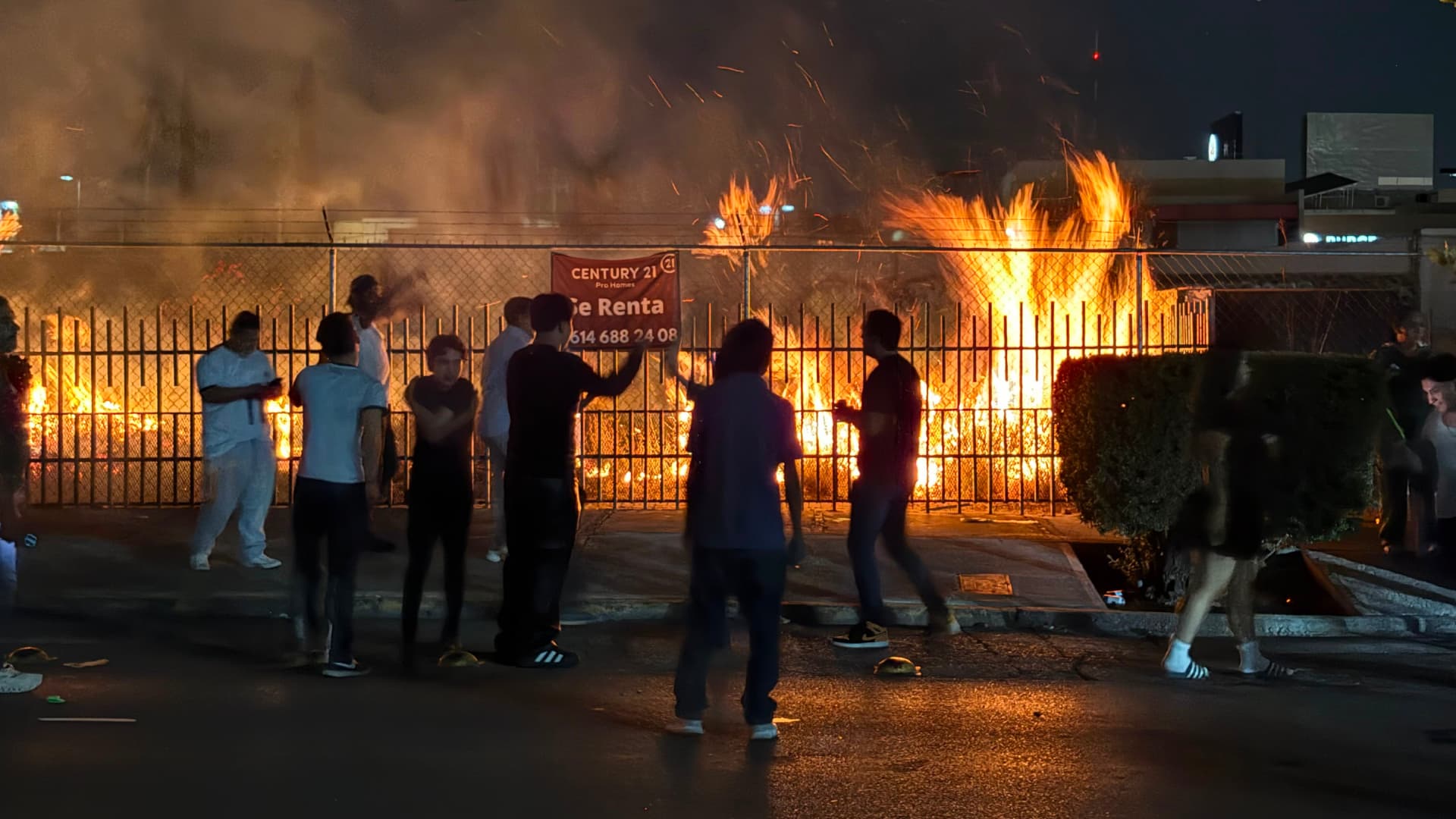 Aficionados incendian predio en Chihuahua
