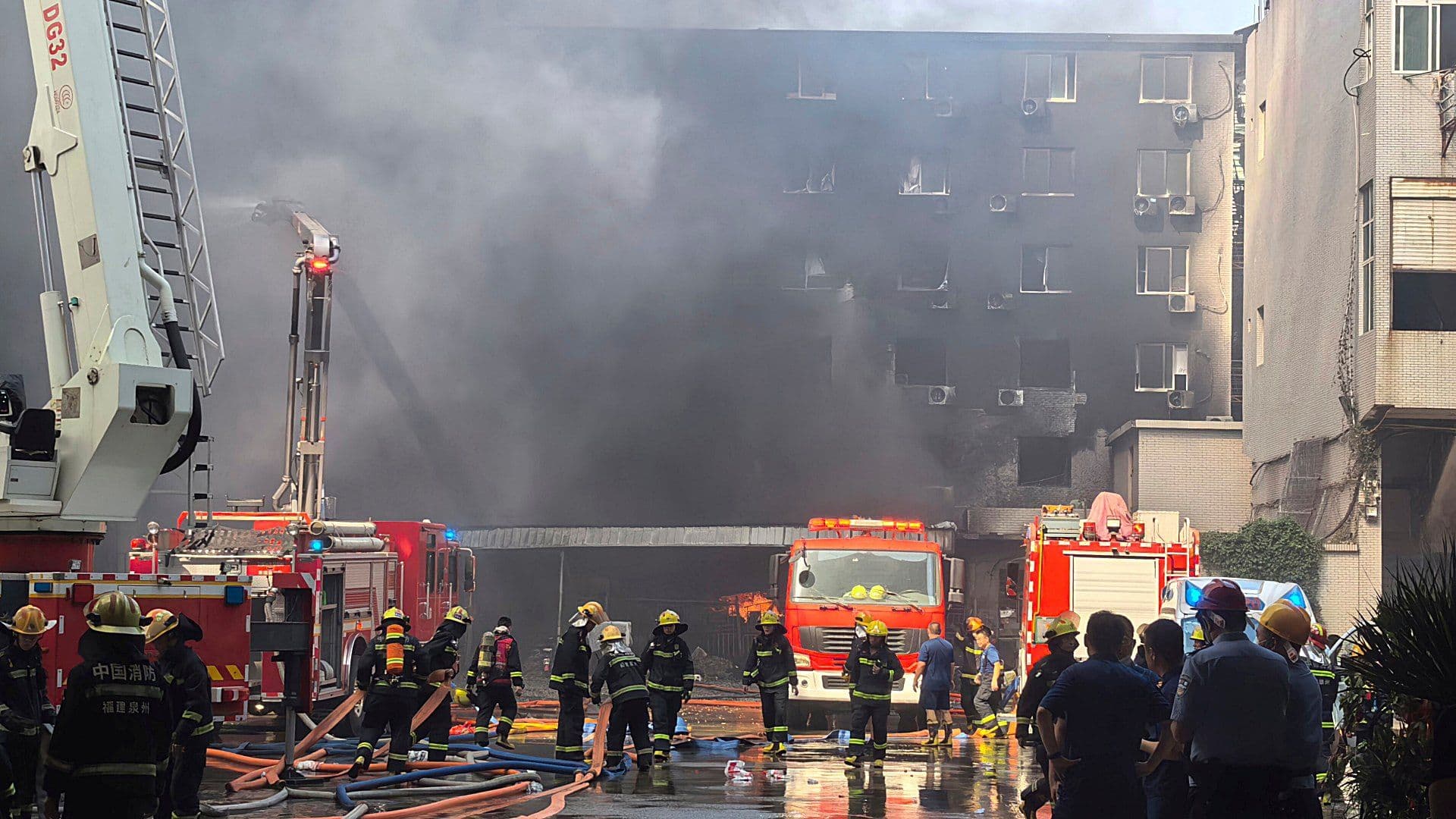 Bomberos atienden incendio en fábrica de calzado en Fujian, China, el 9 de julio de 2026. Foto: Zheng Liang | Xinhua vía AP