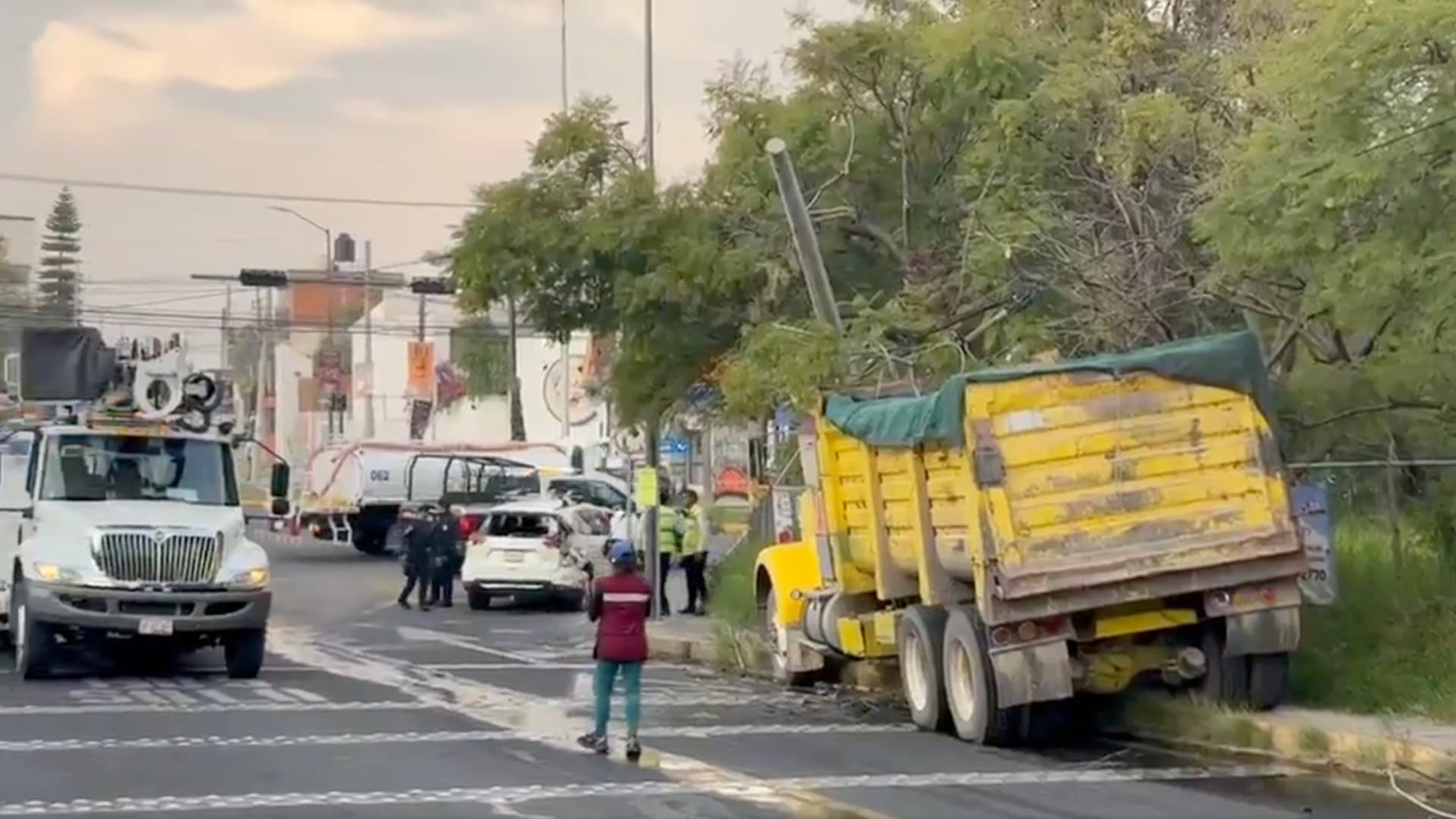 Accidente Choque Camión Poste Incendio Vivienda Periférico Ecológico San Andrés Cholula Puebla