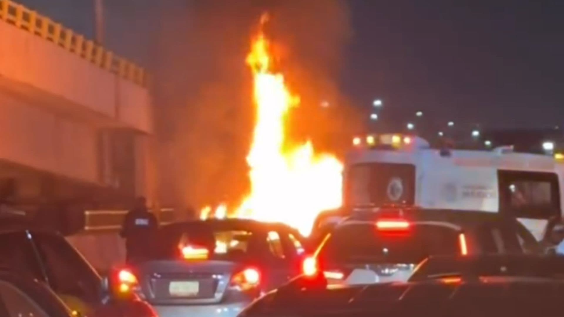 Incendio de coche en la México-Puebla