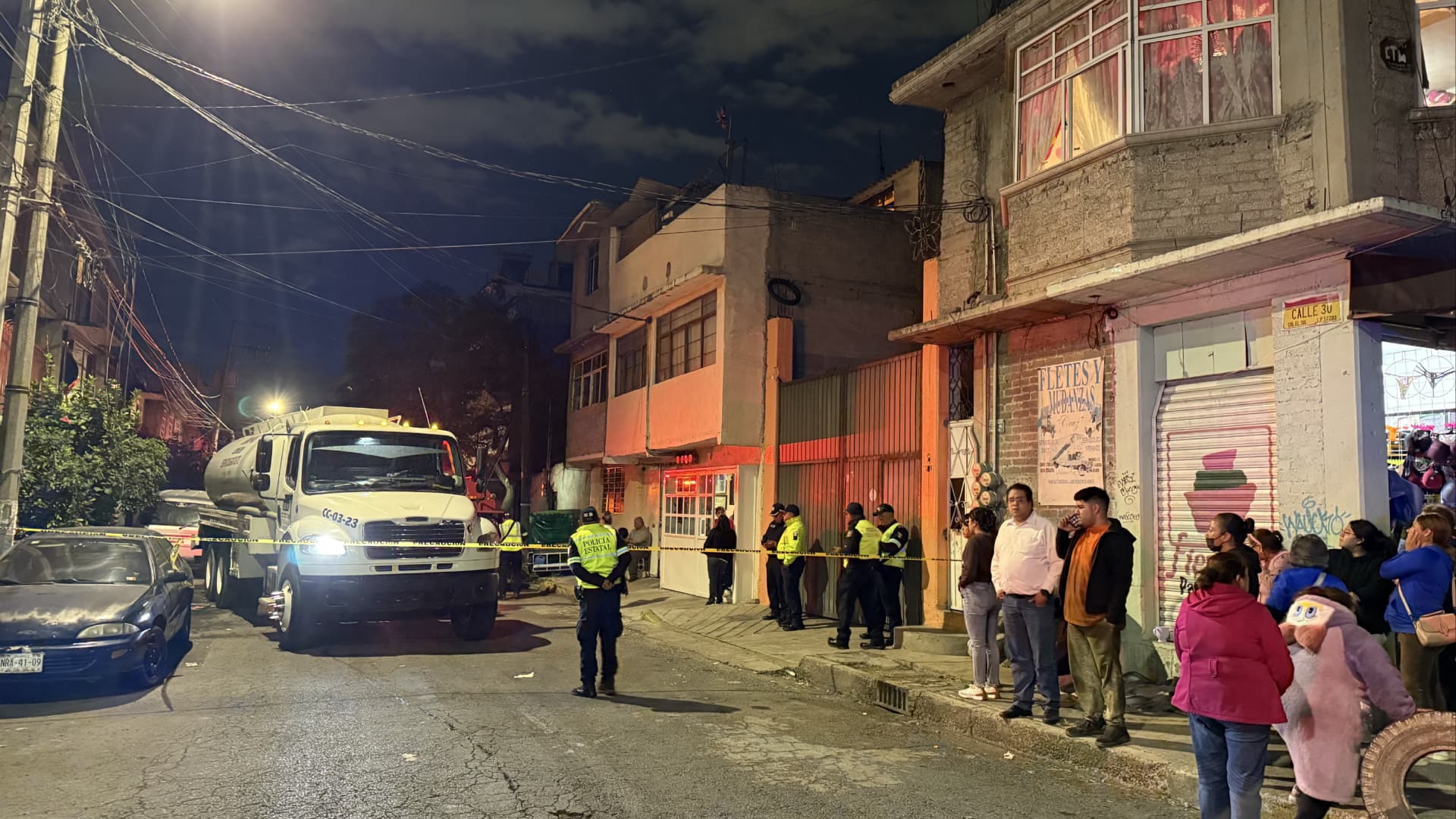 Servicios de emergencia laborando en la colonia El Sol en Nezahualcóyotl tras incendio