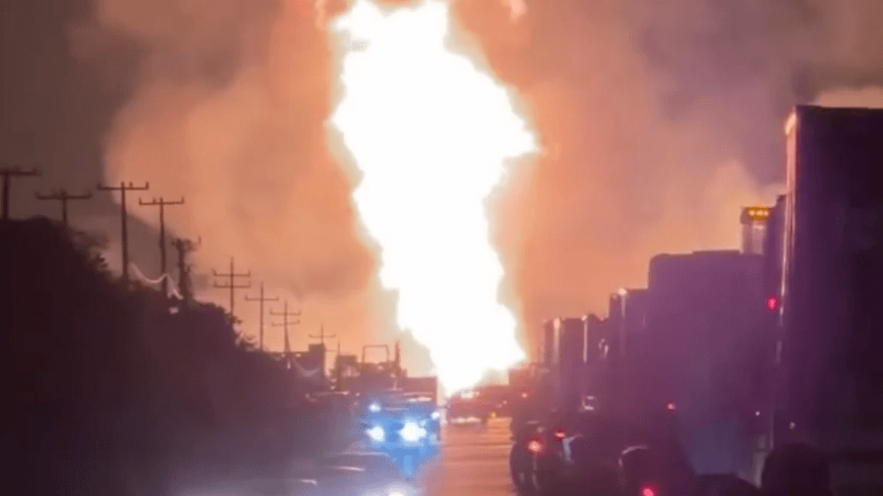 Incendio de transporte de carga obstruye carretera Zaragoza-González en Tamaulipas