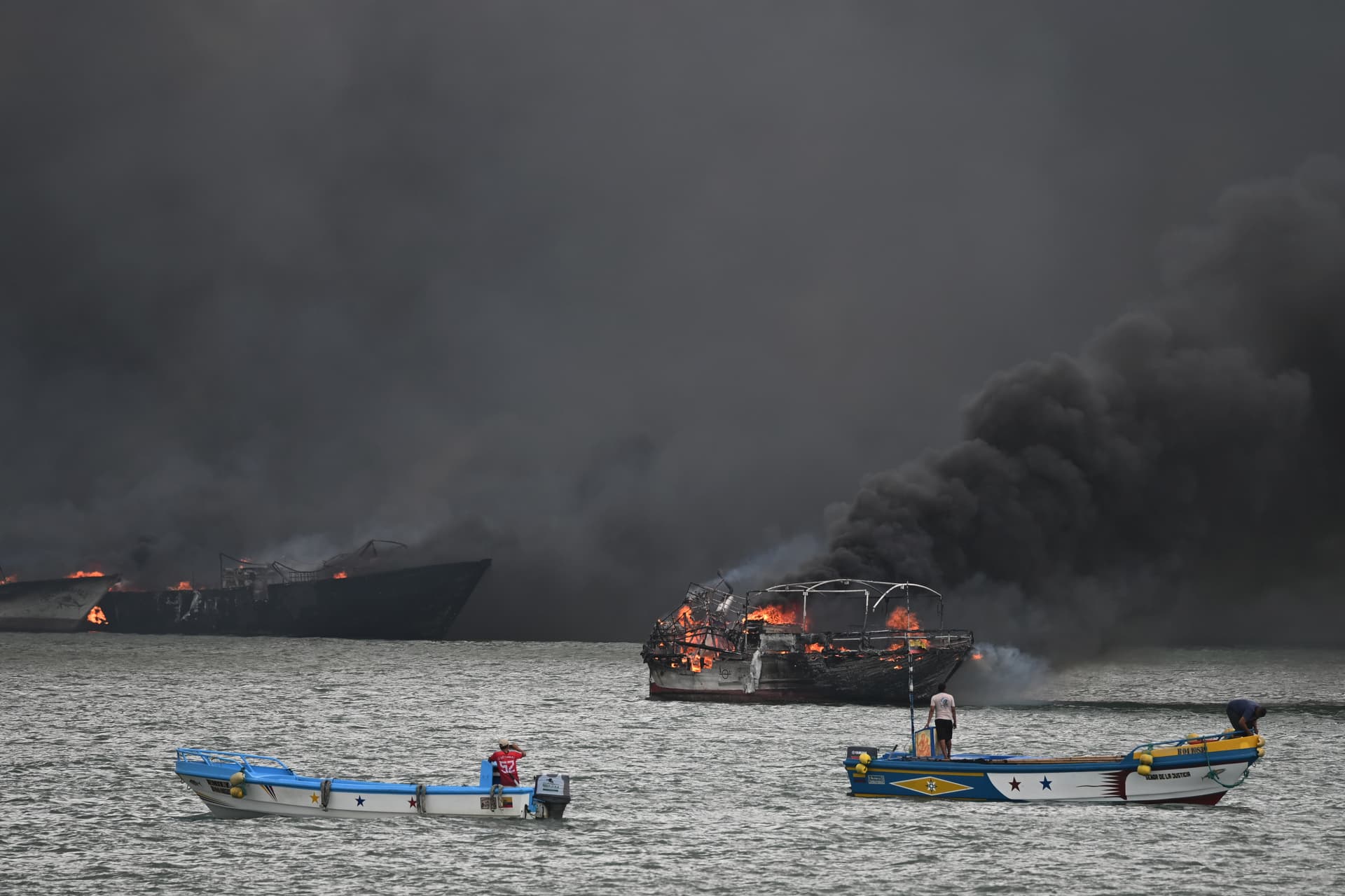 Incenido de embarcaciones pesqueras en puerto de Manta, en Ecuador
