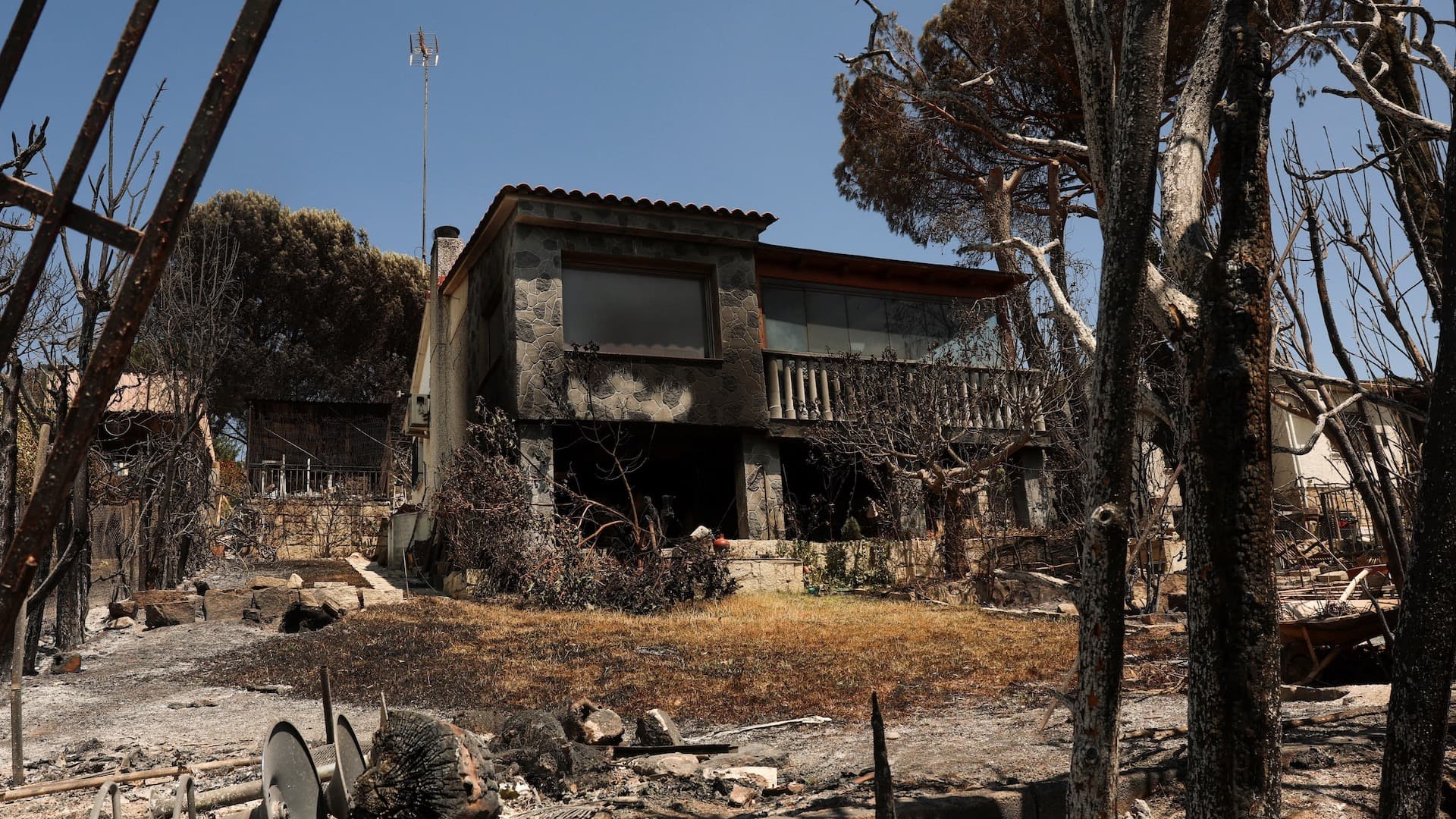 Casa consumida por el fuego en Ávila, España