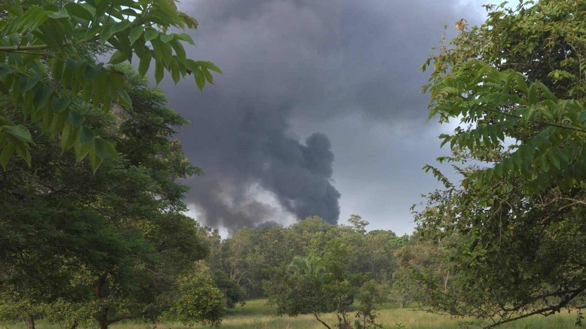 Fuego continúa activo tras explosión en planta de sal en Veracruz