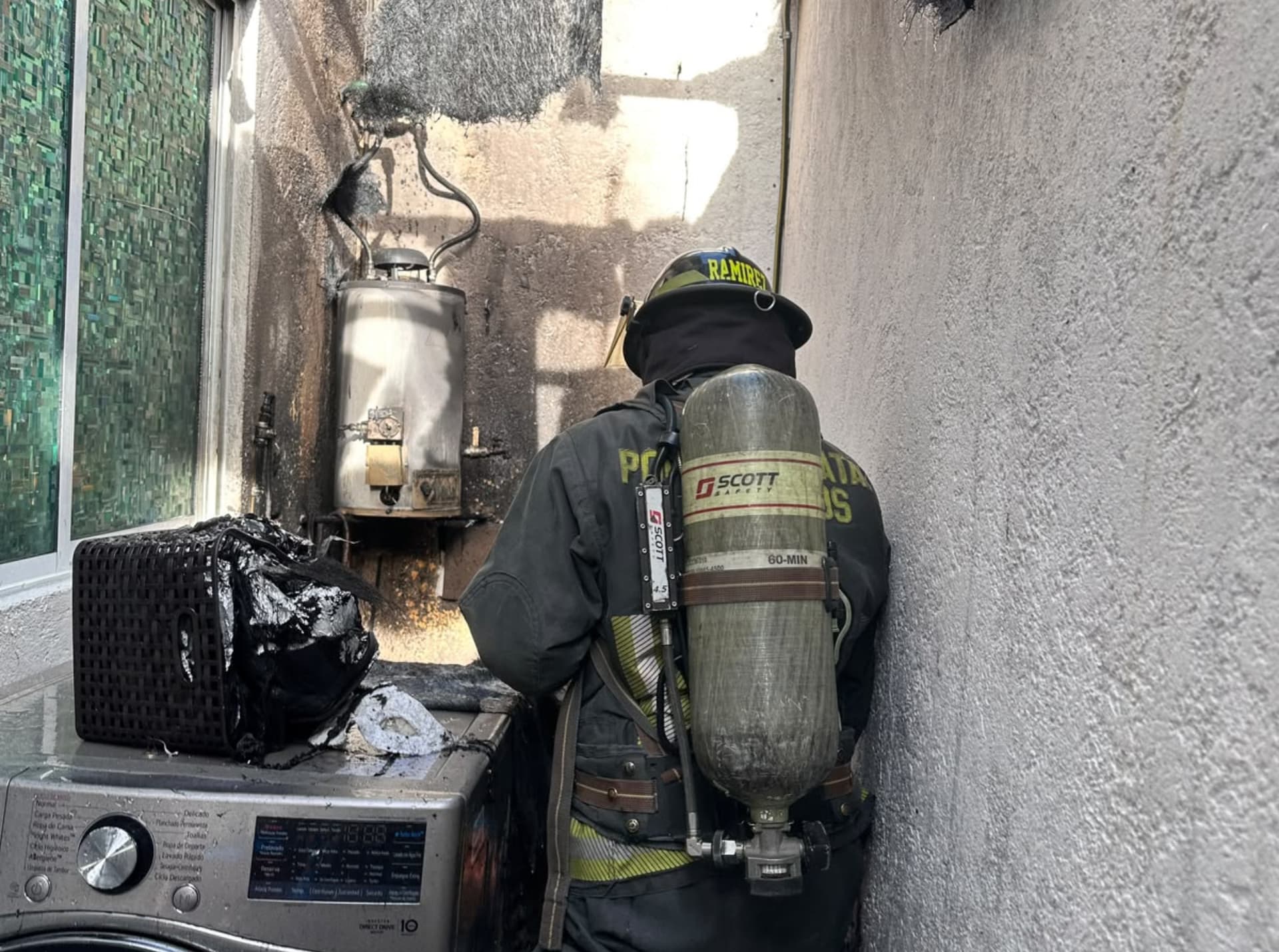El incendio causó daños en la zotehuela de una vivienda.