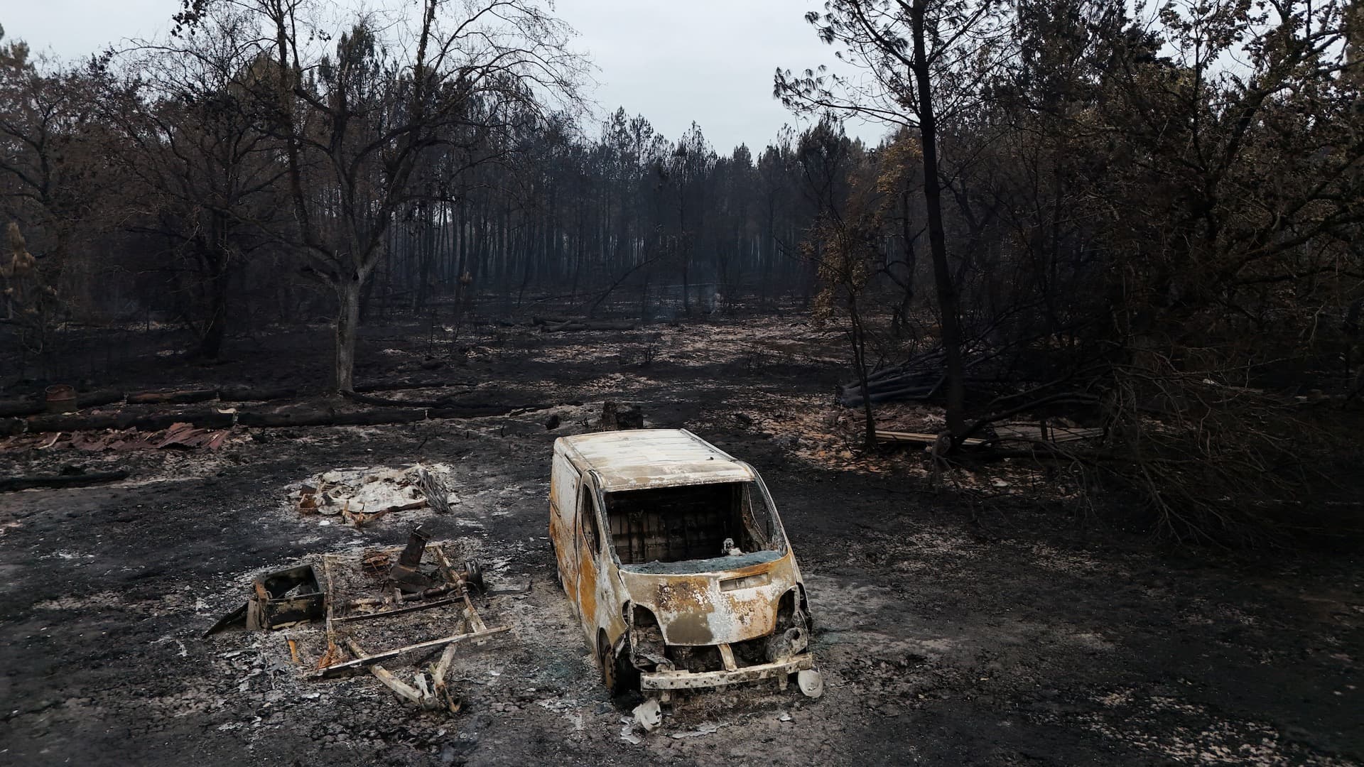 Restos de coches en incendio forestal