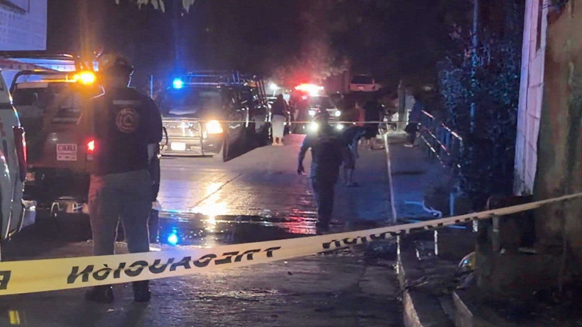 Acordonan calle para sofocar incendio de casa en Guadalupe
