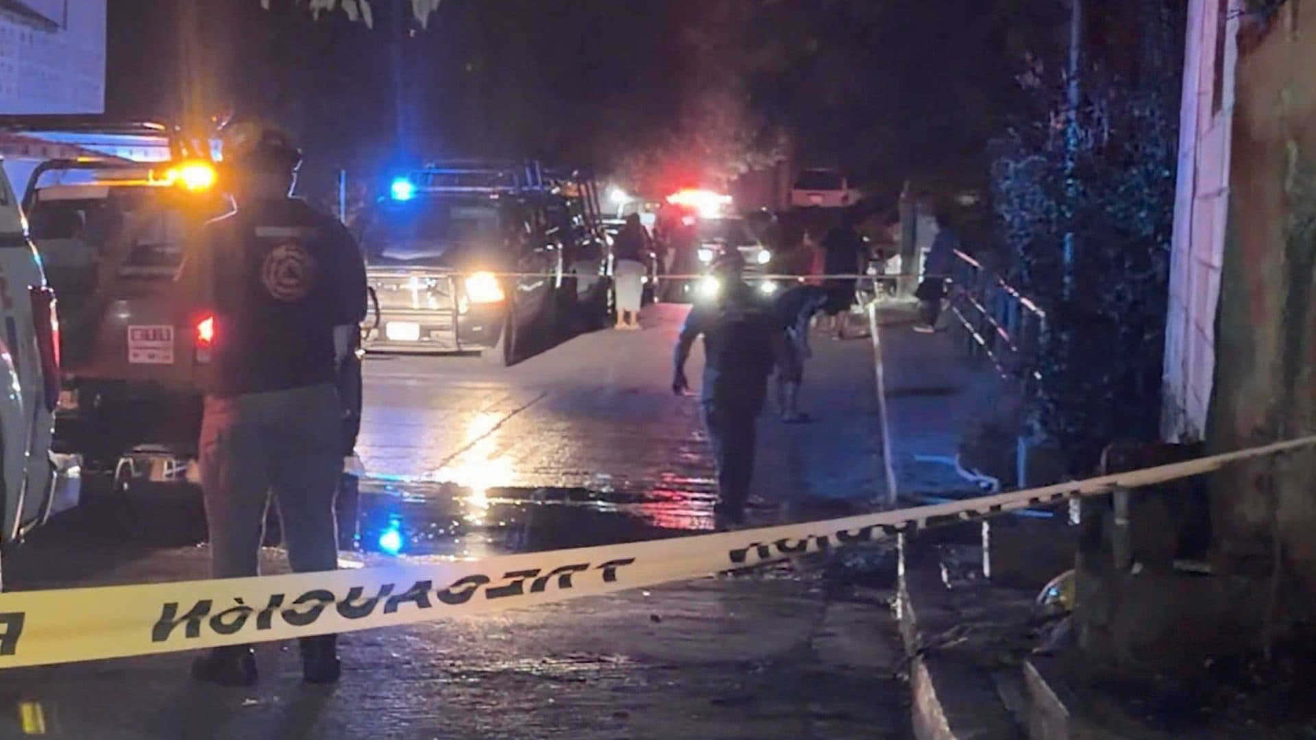 Acordonan calle para sofocar incendio de casa en Guadalupe