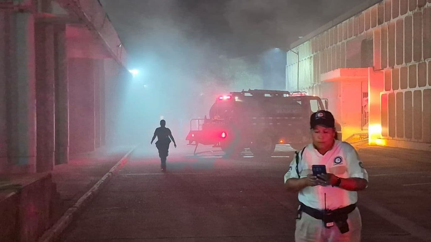 Incendio al interior de la clínica 14 del IMSS en Veracruz moviliza a elementos de bomberos