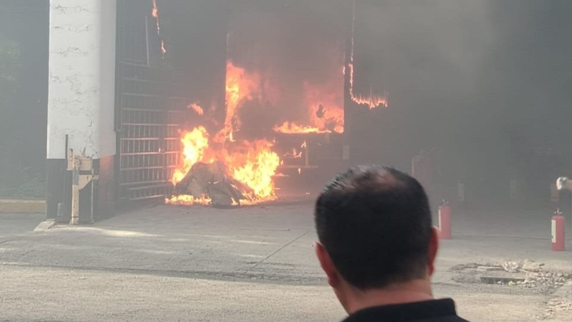 El incendio ocurrió en una agencia automotriz en la colonia Nueva Industrial Vallejo