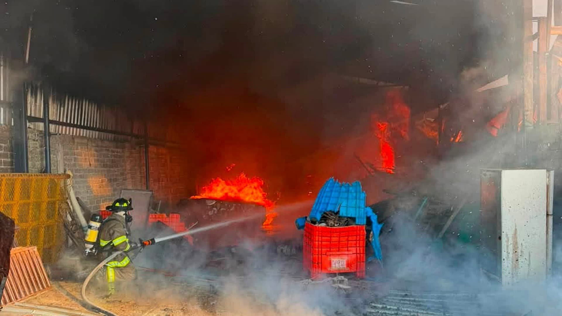Incendio en fábrica de estopa y material para reciclaje en Morelia. Foto: Facebook @pcmichoacan