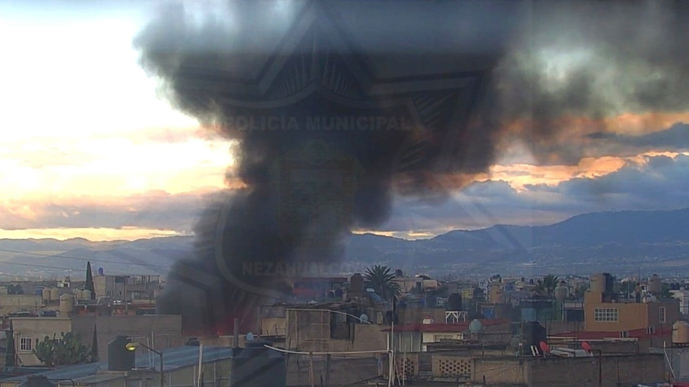 La enorme columna de humo es visible desde varios puntos del Edomex