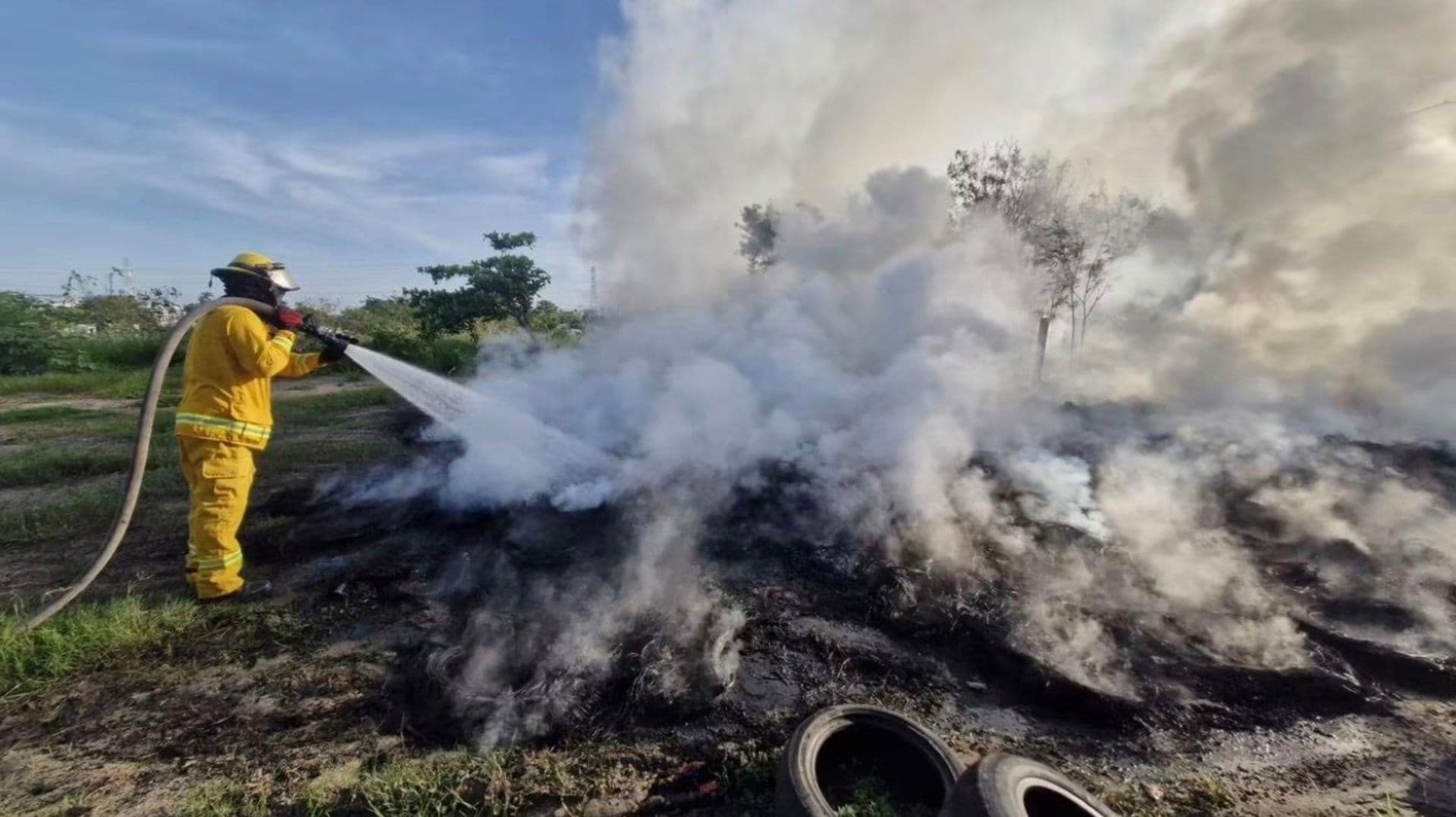 Quema de llantas se sale de control en Dos Lomas, Veracruz