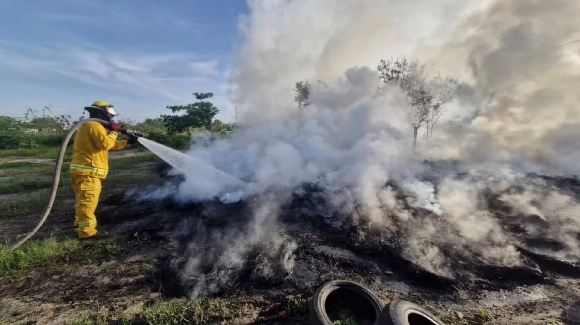 Quema de llantas se sale de control en Dos Lomas, Veracruz