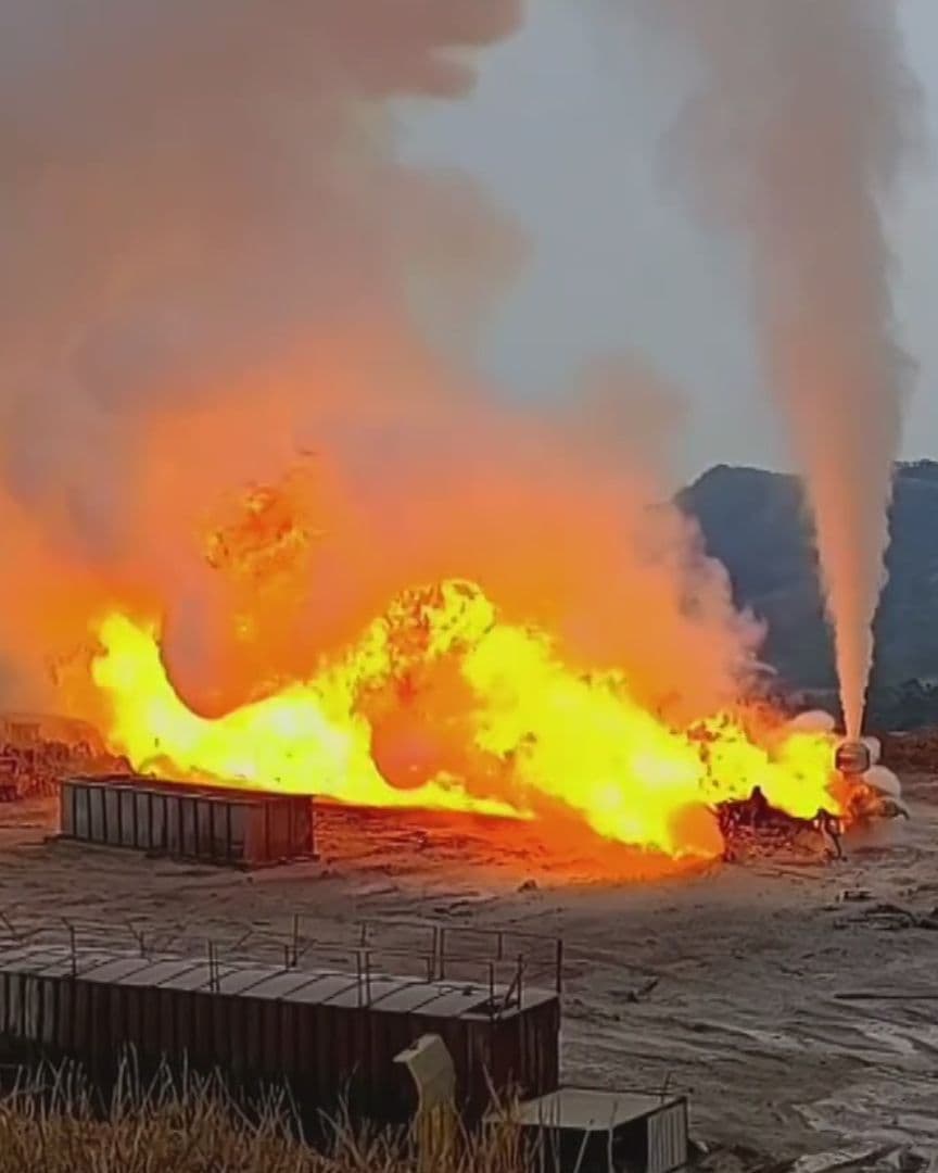 El incendio en un pozo de Pemex en Las Choapas, Veracruz, sigue sin ser controlado.