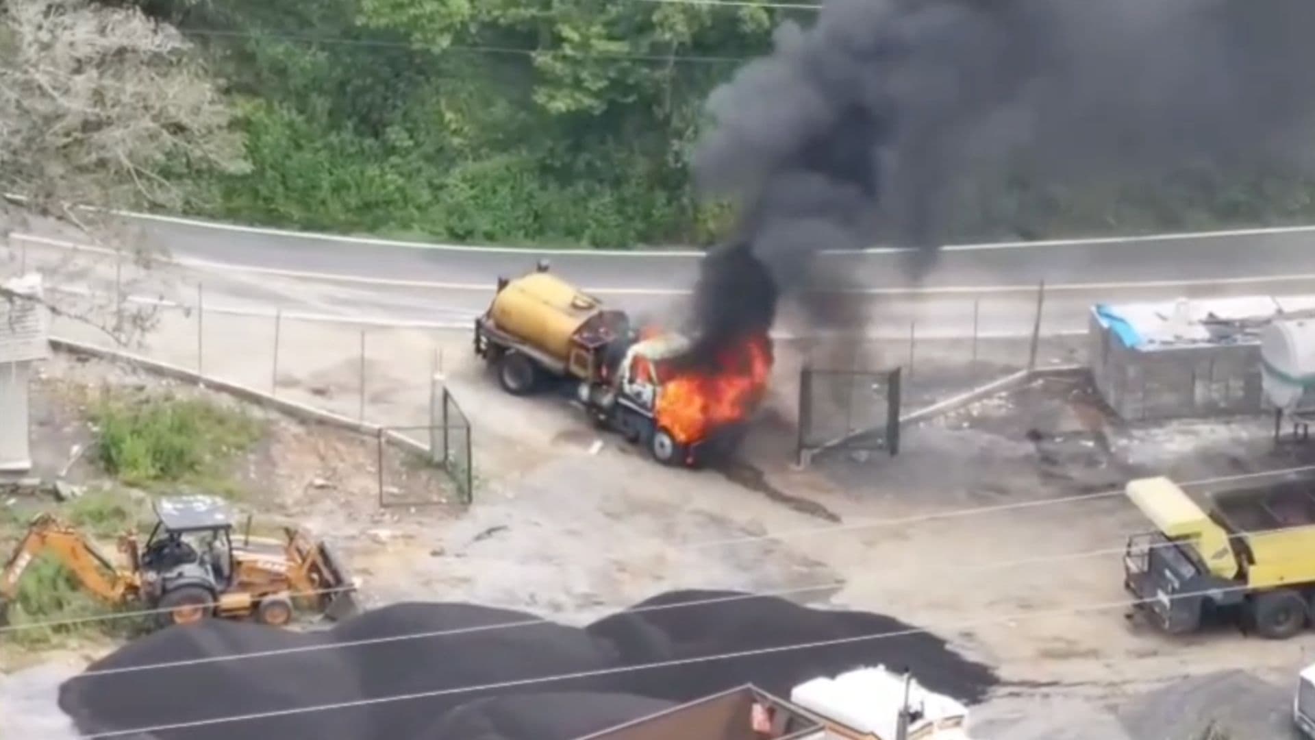 Pipa Cargada con Chapopote se Incendia en la Carretera Federal Orizaba–Zongolica, Veracruz