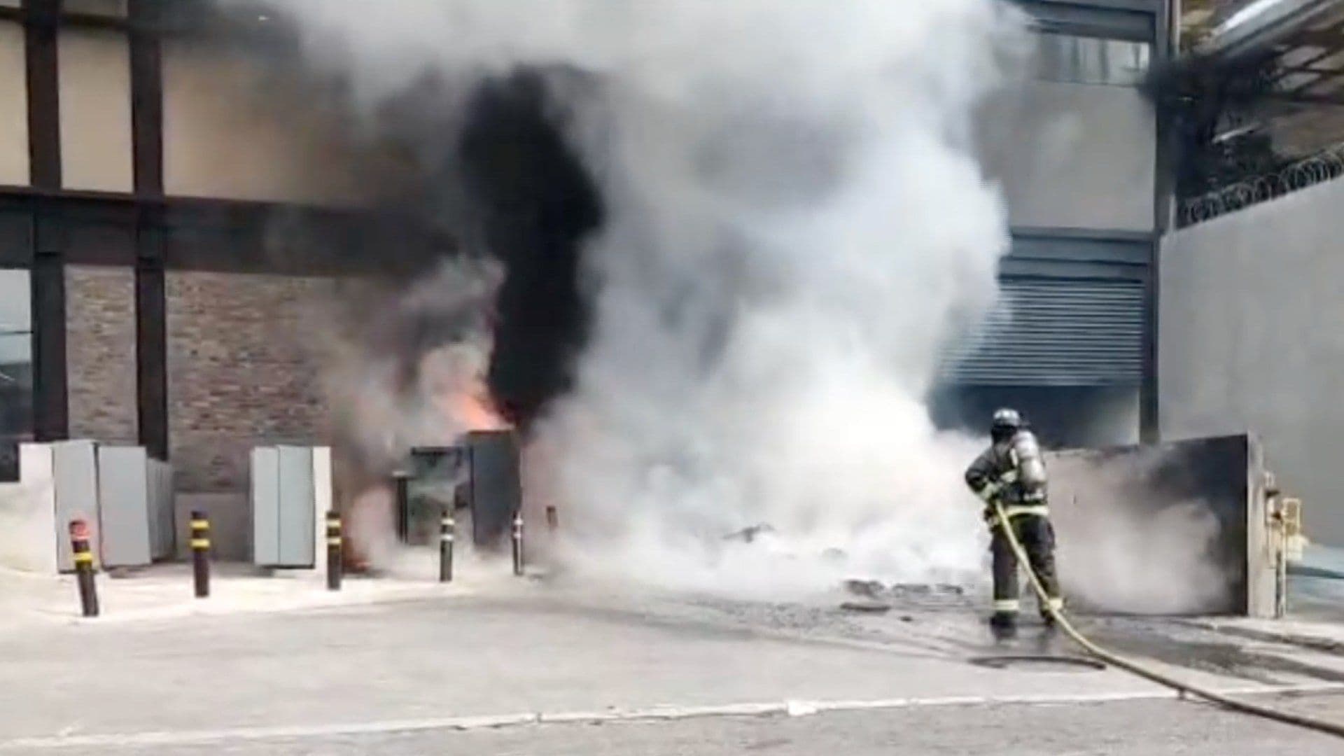 Bomberos sofocan incendio en plaza comercial en Monterrey