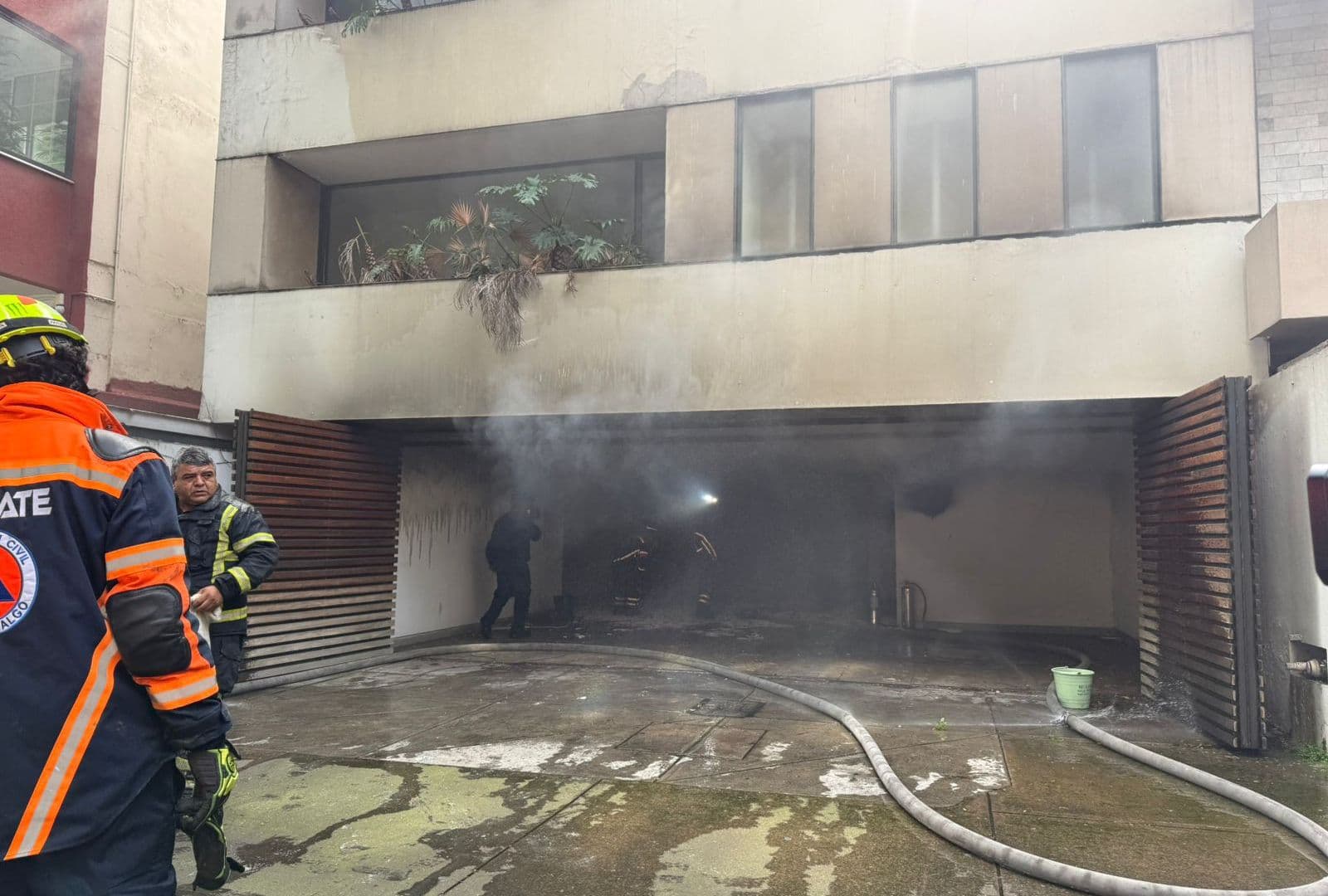 Bomberos atienden la emergencia por un incendio en edificio de Polanco