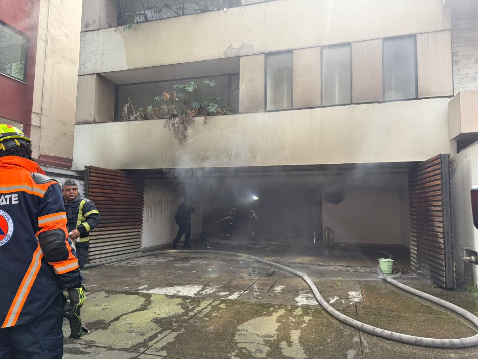 Bomberos atienden la emergencia por un incendio en edificio de Polanco