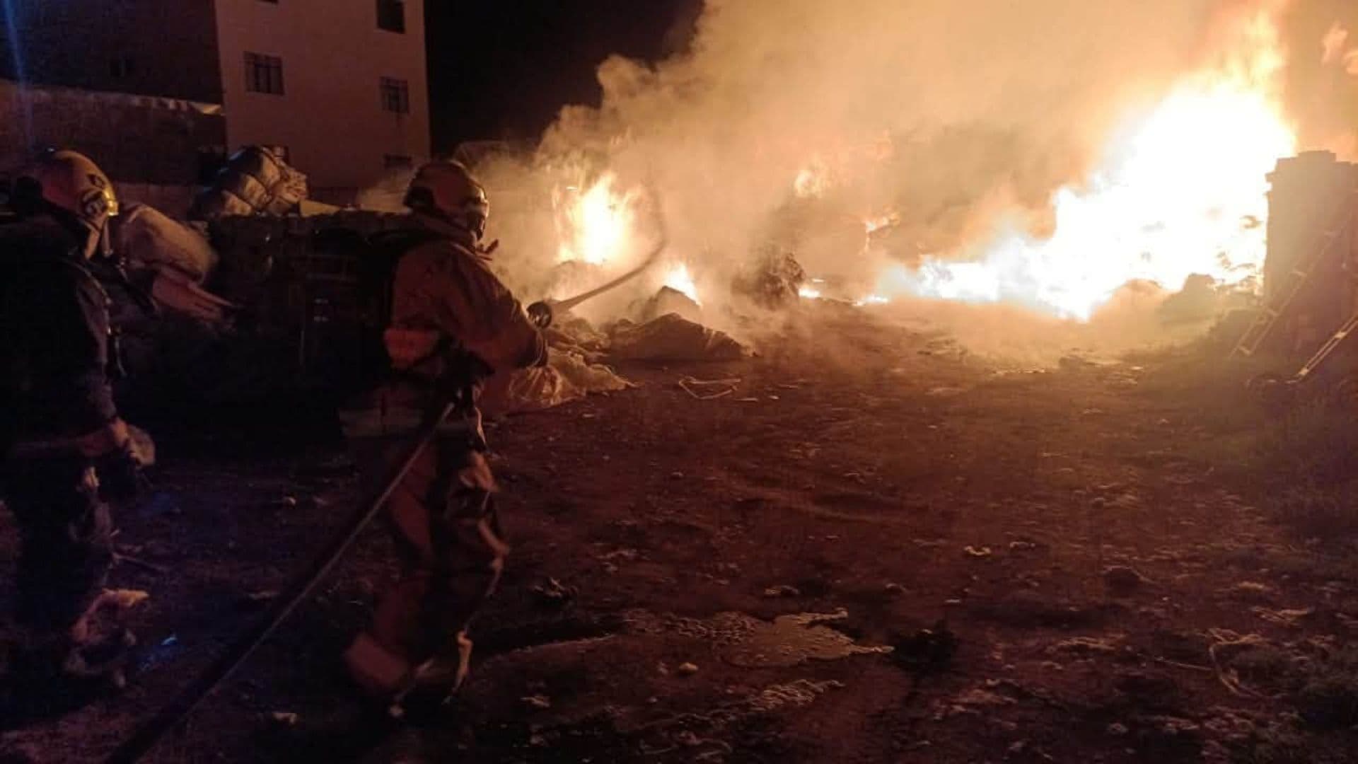 Bomberos y Protección Civil combaten las llamas.