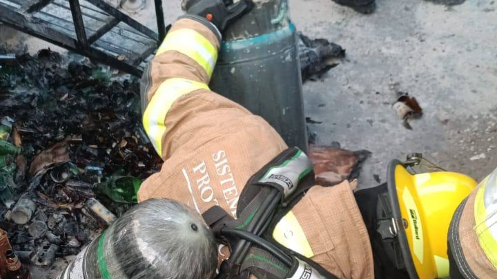 Incendio de tanques de gas y boiler en la colonia Santa Cruz Buenavista.