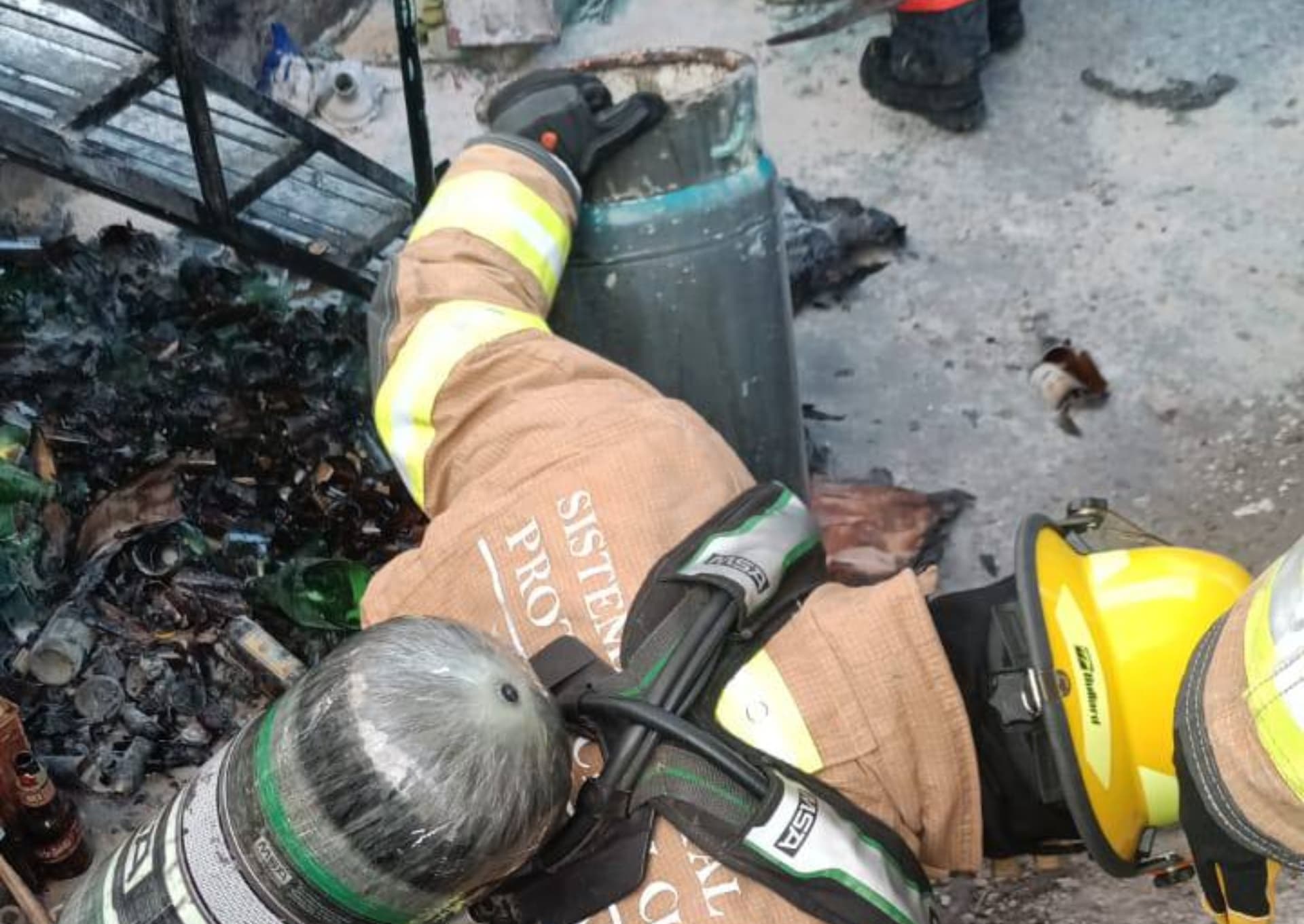 Incendio de tanques de gas y boiler en la colonia Santa Cruz Buenavista.