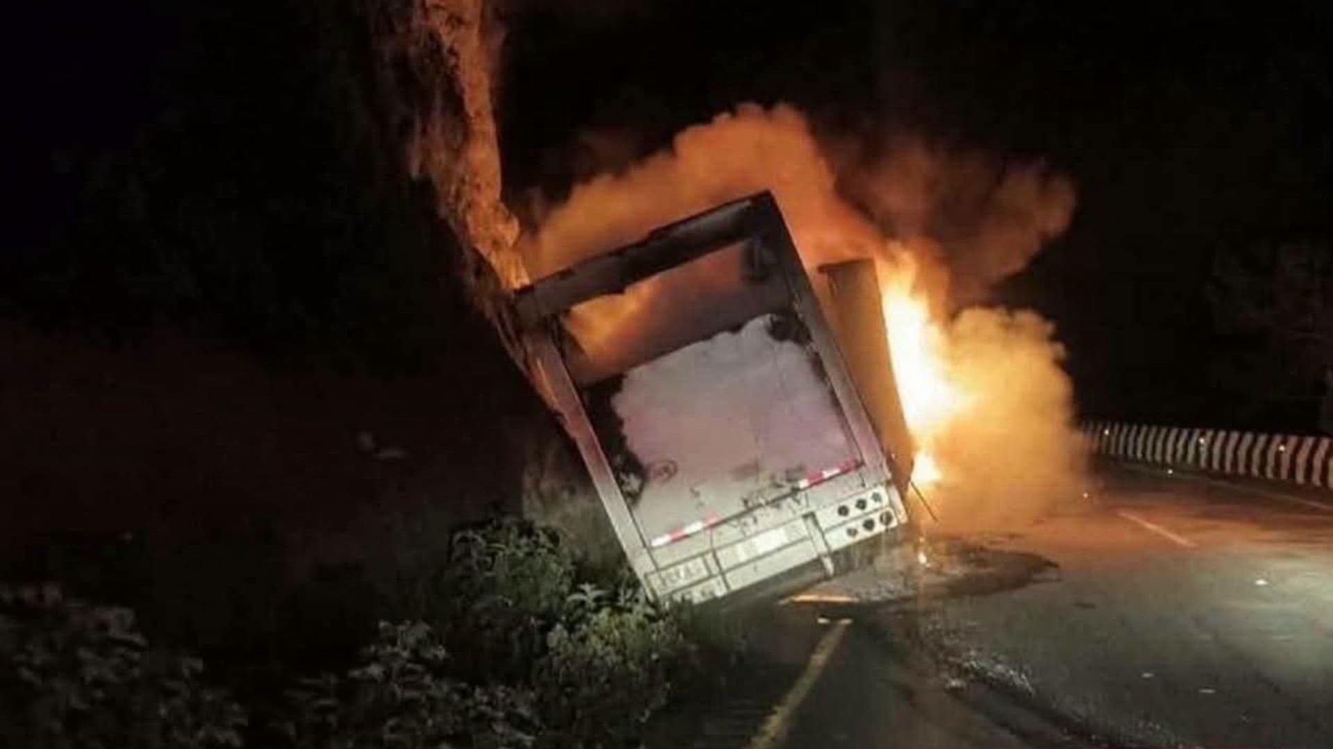 La unidad de carga se consumió en llamas en la cuneta de la carretera.