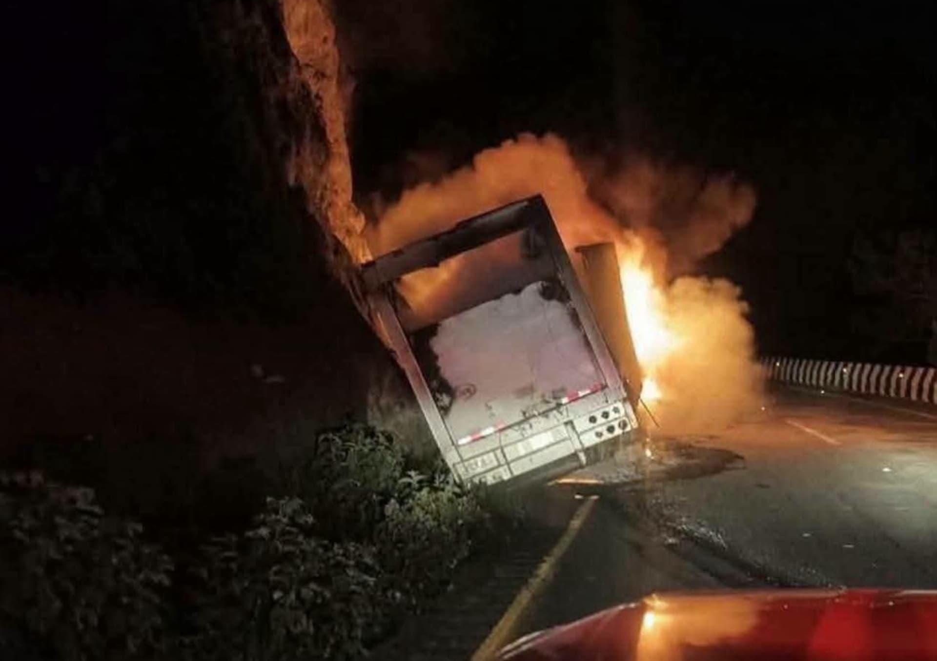 La unidad de carga se consumió en llamas en la cuneta de la carretera.
