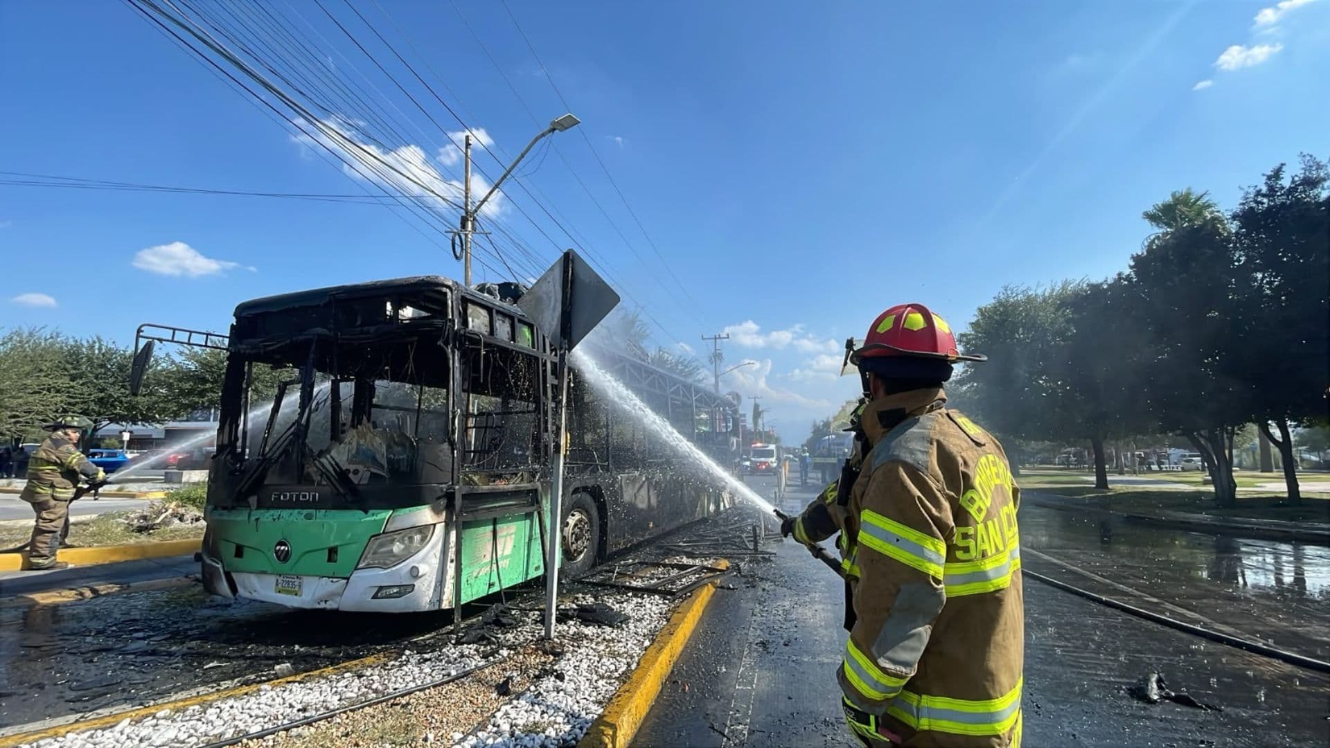 Transmetro Se Incendia en Avenida Sendero en San Nicolás, NL