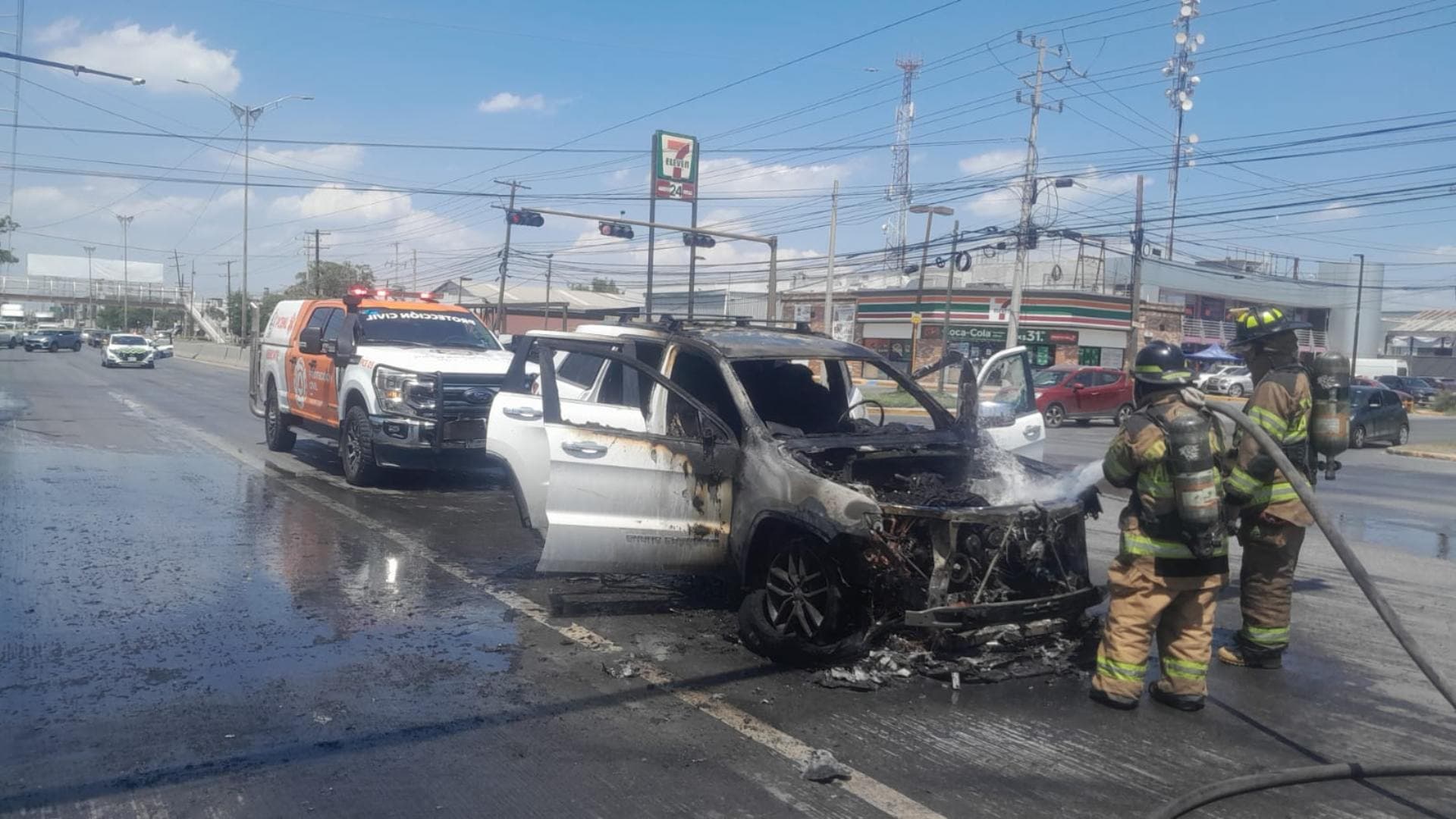 Bomberos controlan el incendio del vehículo