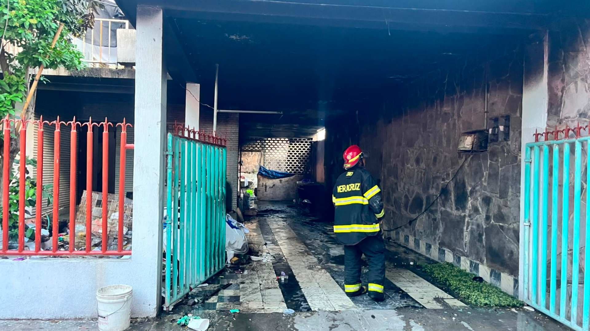 Persona resulta lesionada de un fuerte incendio ocurrido esta madrugada en Veracruz
