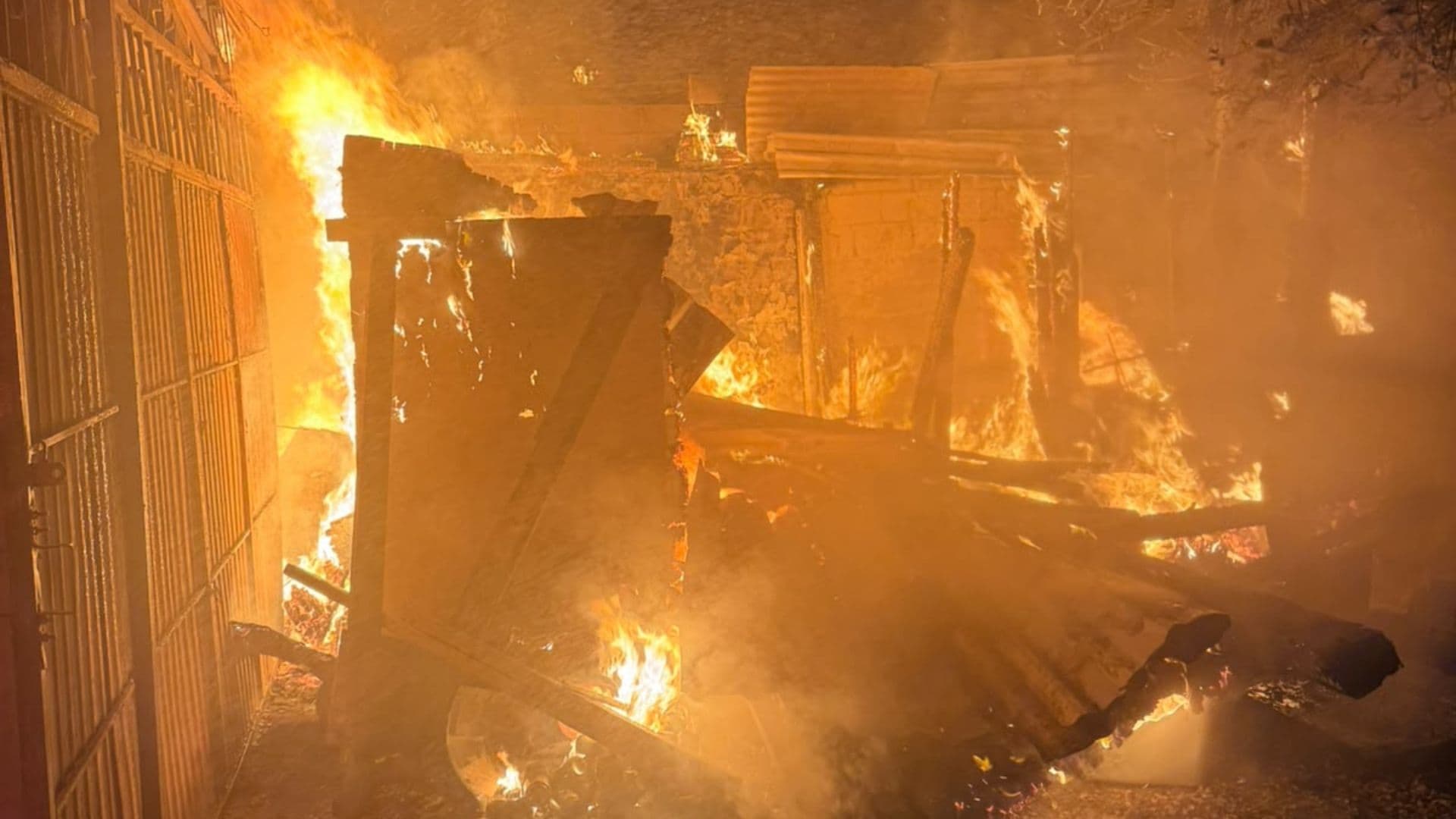 Combate de incendio en establecimiento de autopartes usadas en Valle Redondo