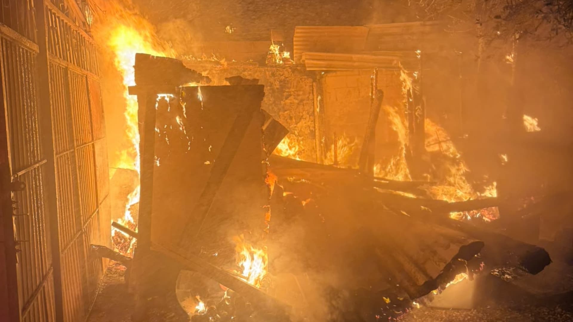 Combate de incendio en establecimiento de autopartes usadas en Valle Redondo
