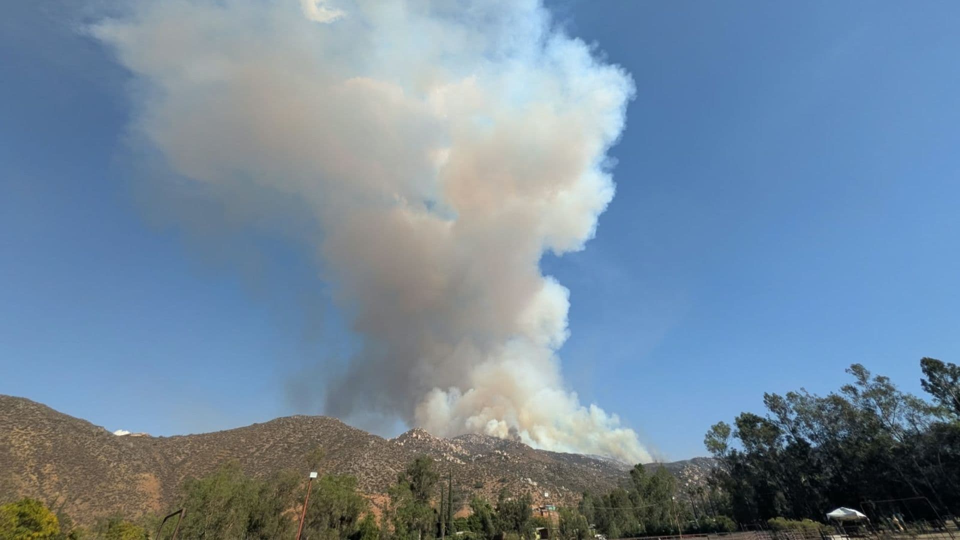 Columna de Humo Provocada por el Incendio Forestal en el Área Rural de Ensenada