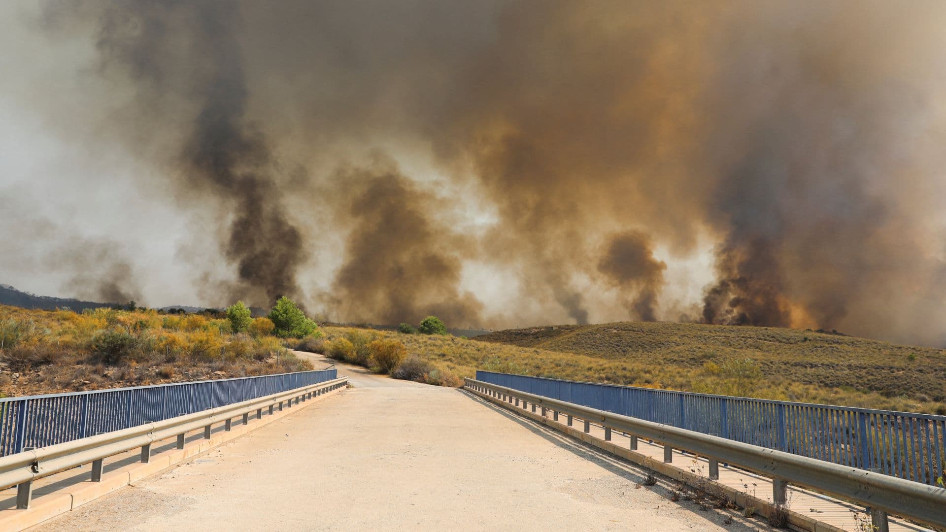 Columnas de humo por incendios en Almería, España.