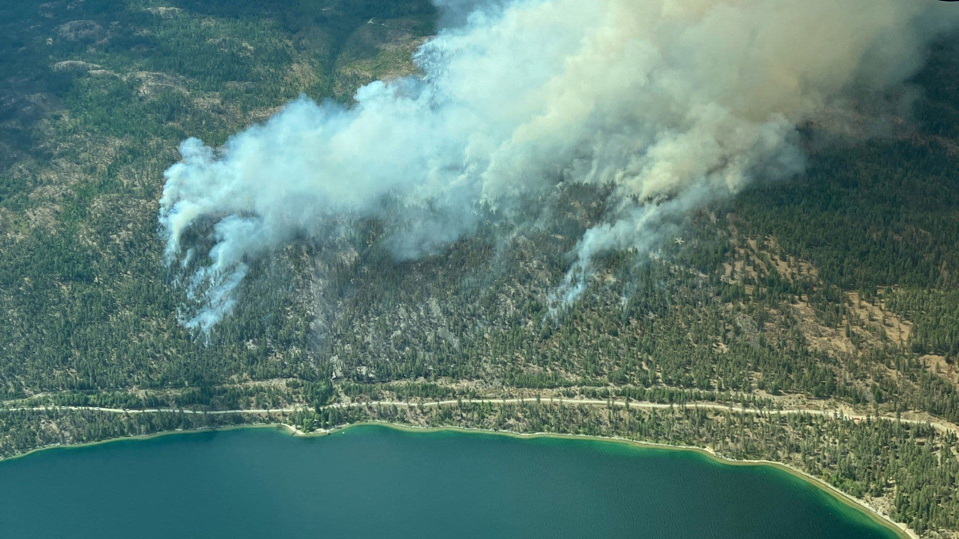 Humo cubre parte del área cercana al lago Okanagan tras el avance del incendio forestal