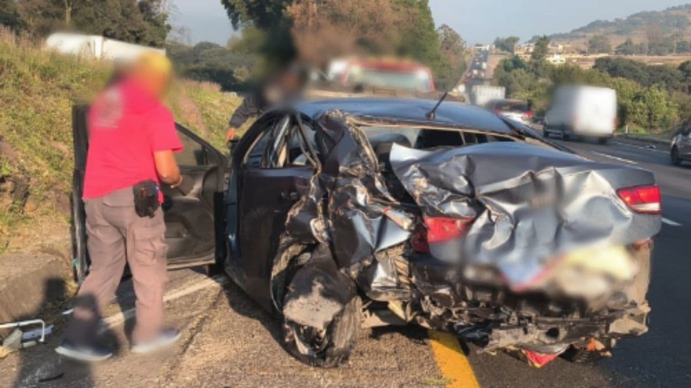 Un auto quedó destruido tras un accidente en el km 116 de la México-Querétaro