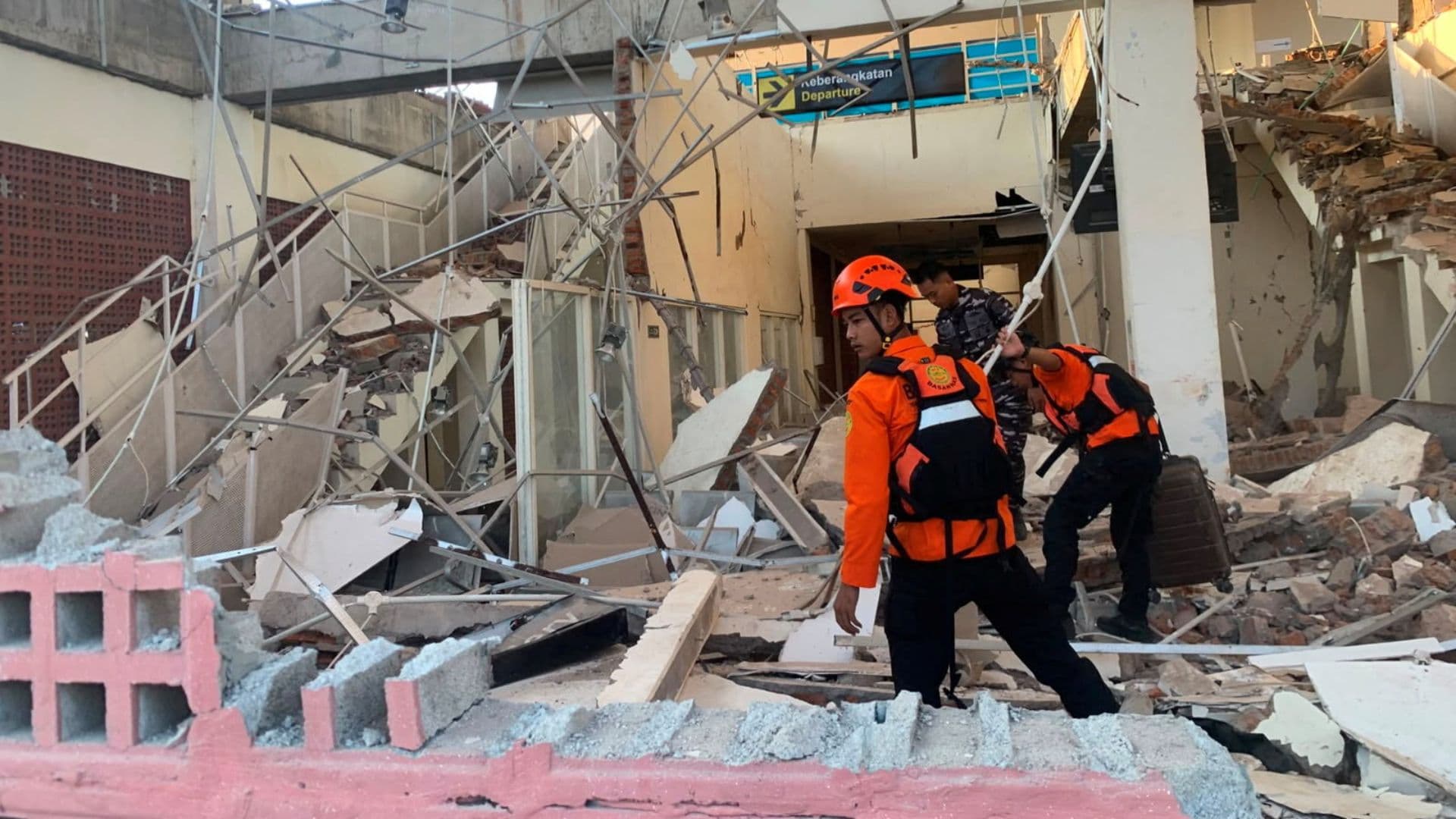 Personal de rescate inspecciona un edifico colapsado tras el terremoto